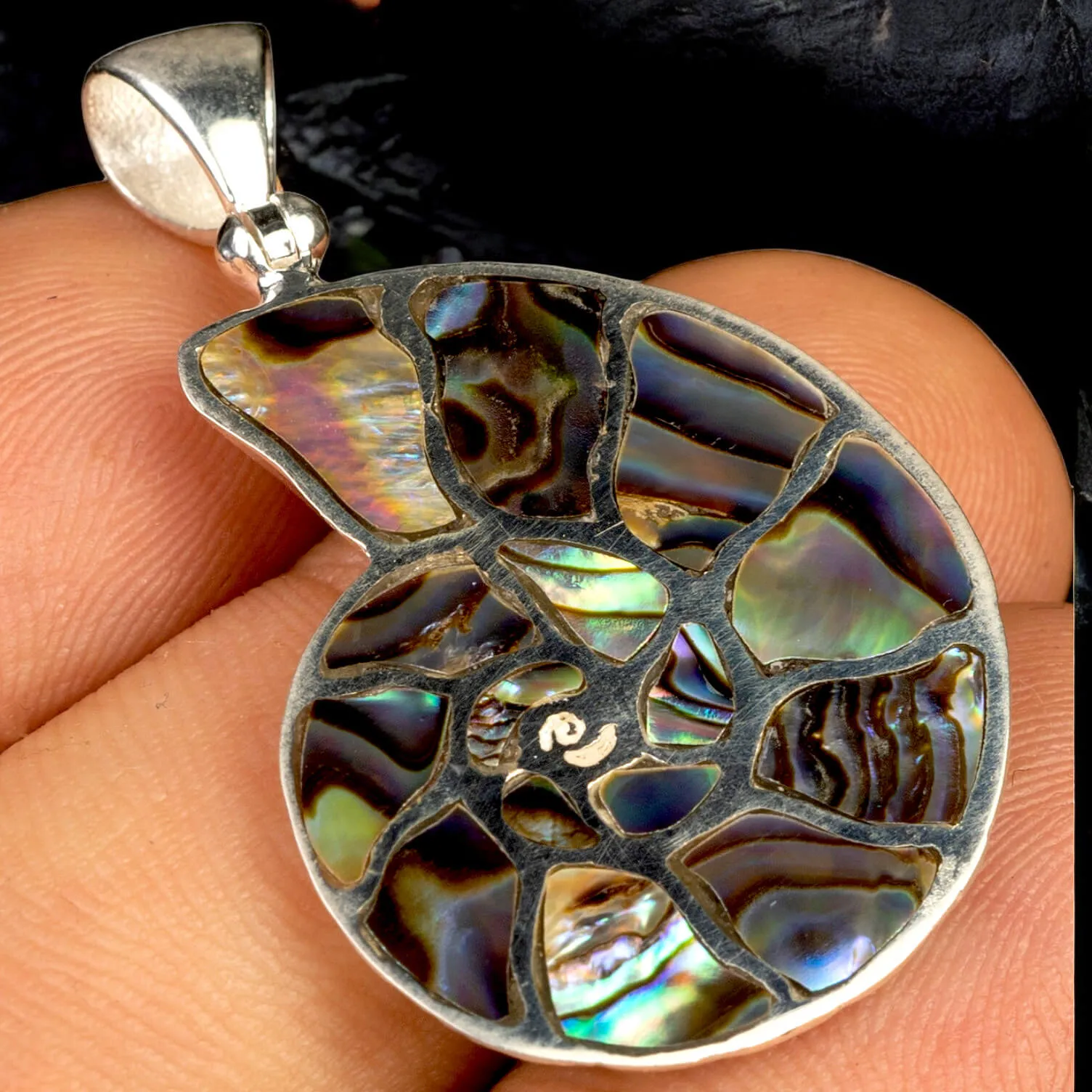 Pendente a Forma di Ammonite con Intarsi di Madreperla di Abalone.