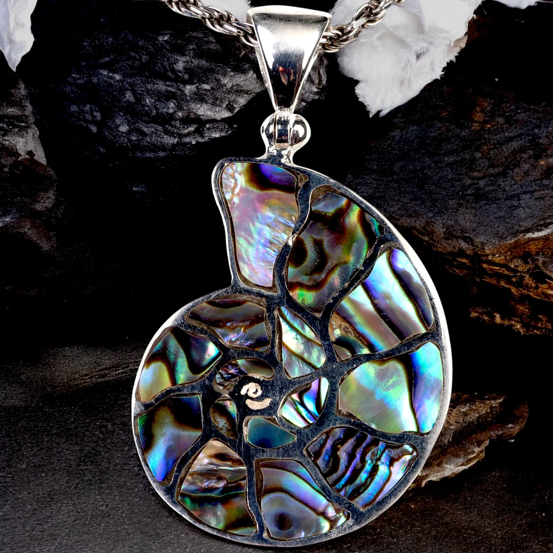 Pendente a Forma di Ammonite con Intarsi di Madreperla di Abalone.
