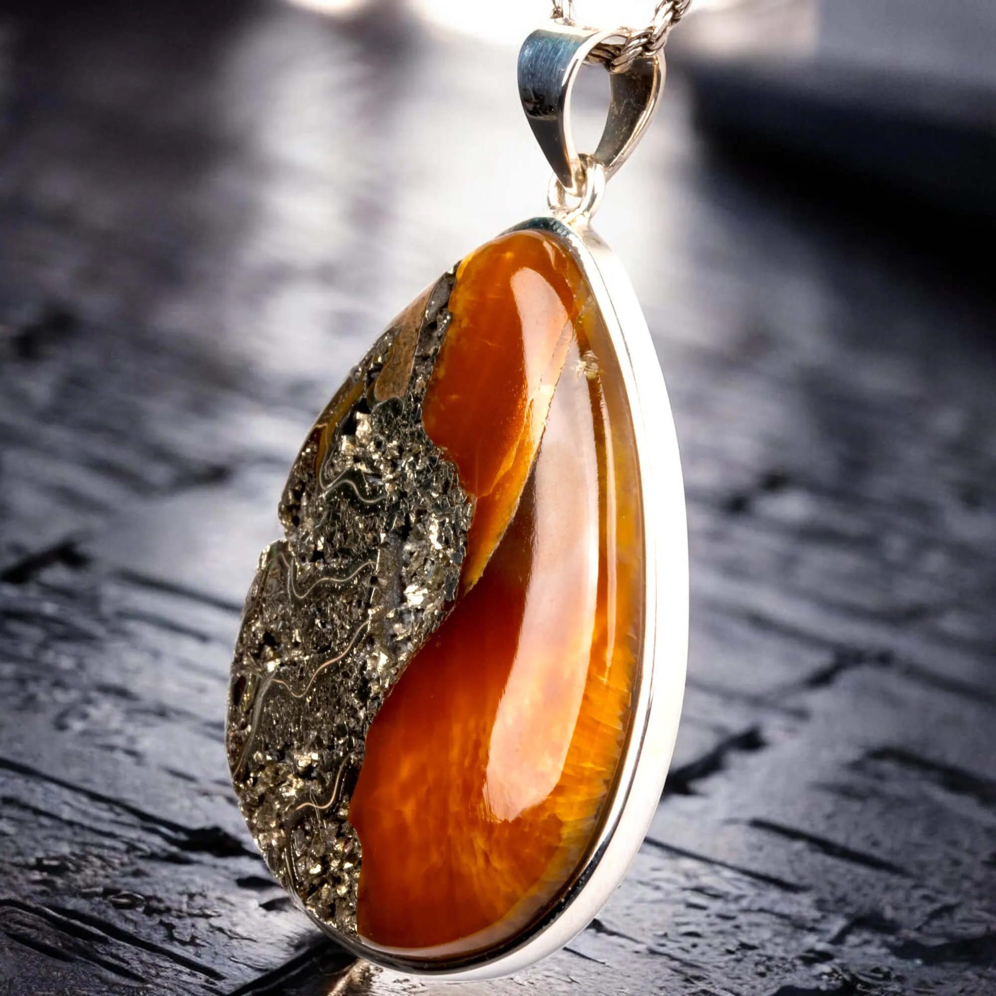 Ciondolo in Argento con Ammonite Fossile in Pirite e Aragonite.