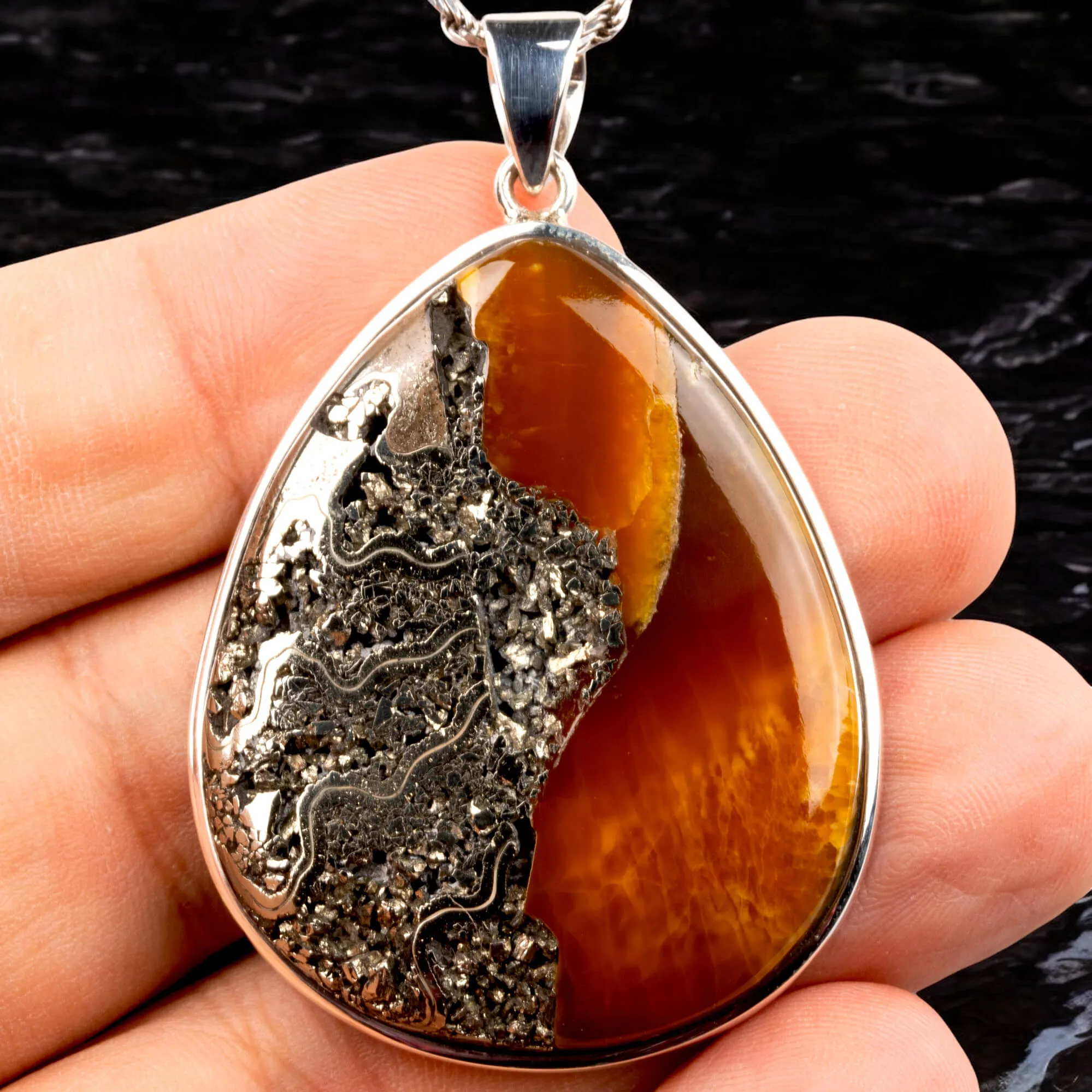Ciondolo in Argento con Ammonite Fossile in Pirite e Aragonite.