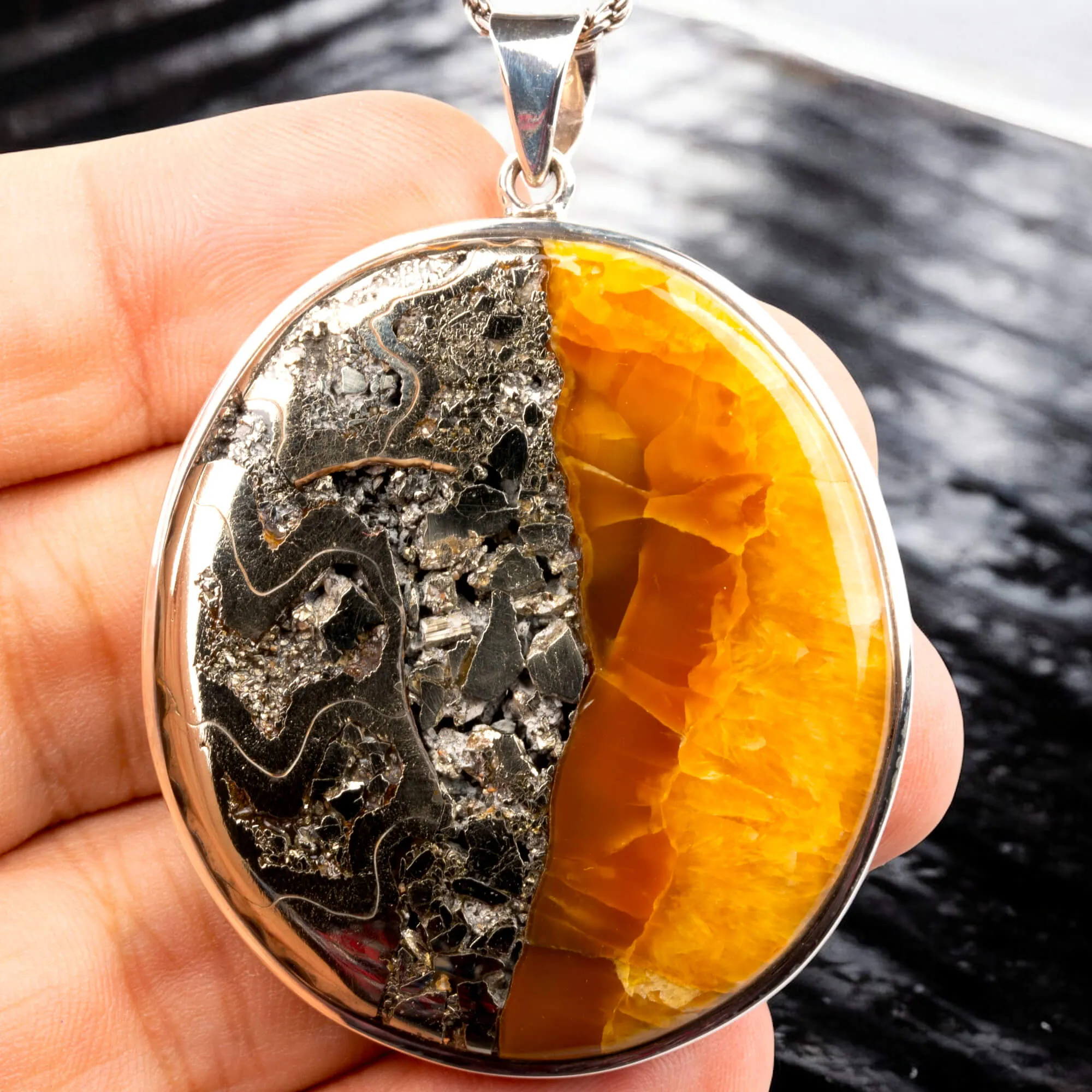 Ciondolo in argento con Ammonite fossile – Pirite, Aragonite e Calcite.