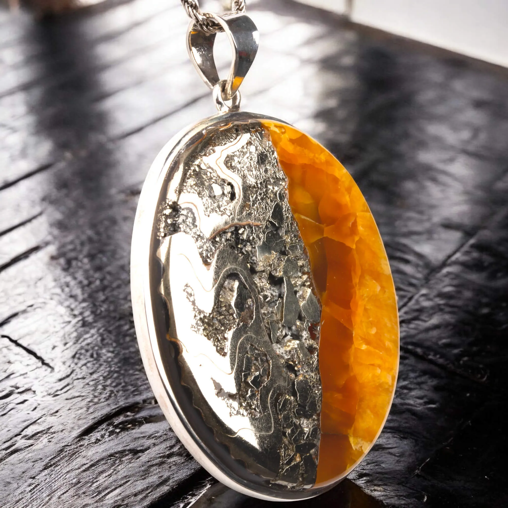 Ciondolo in argento con Ammonite fossile – Pirite, Aragonite e Calcite.