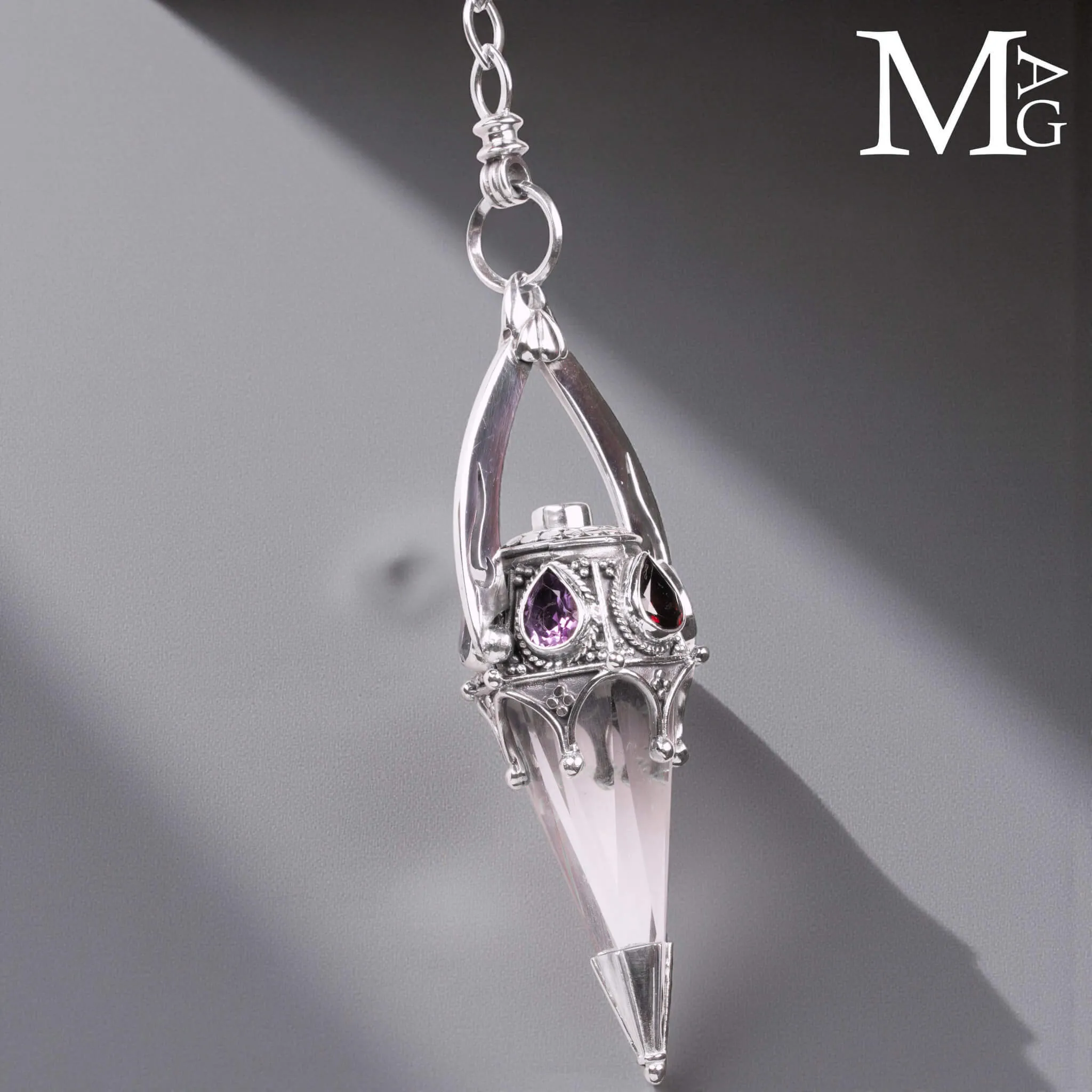 Pendolo Gotico in Argento con Quarzo Ialino e Gemme Naturali.