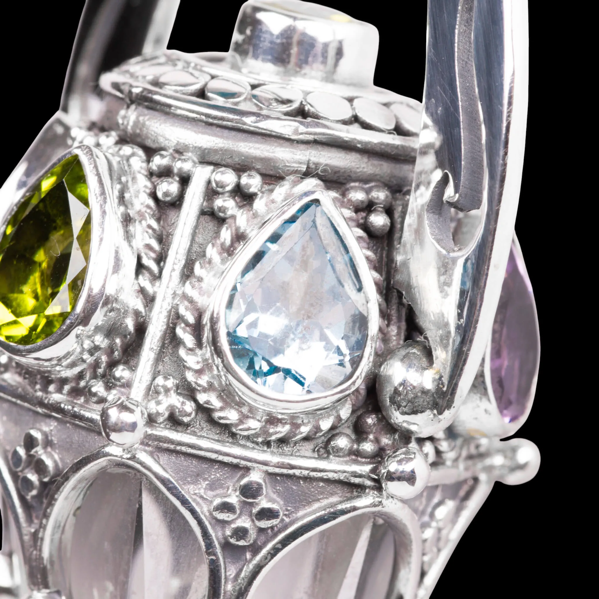 Pendolo Gotico in Argento con Quarzo Ialino e Gemme Naturali.