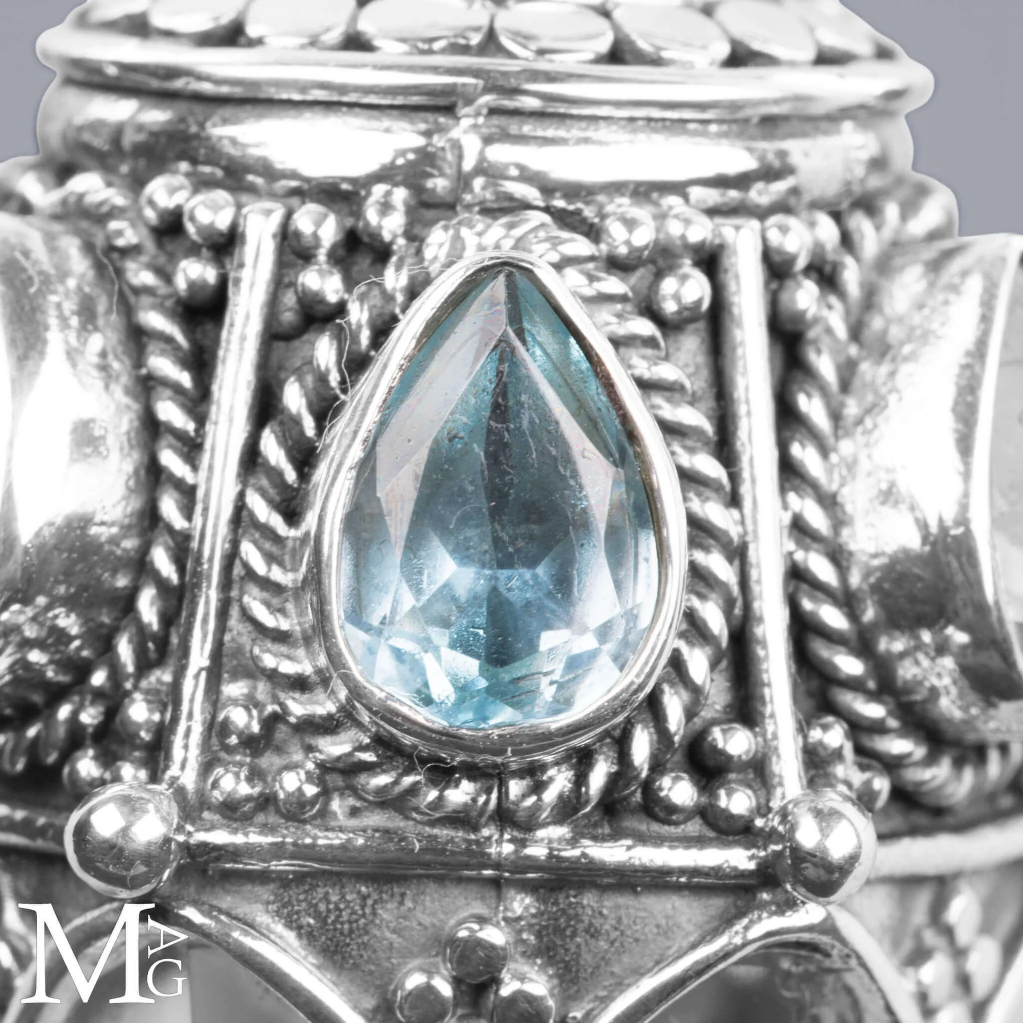 Pendolo Gotico in Argento con Quarzo Ialino e Acquamarina.