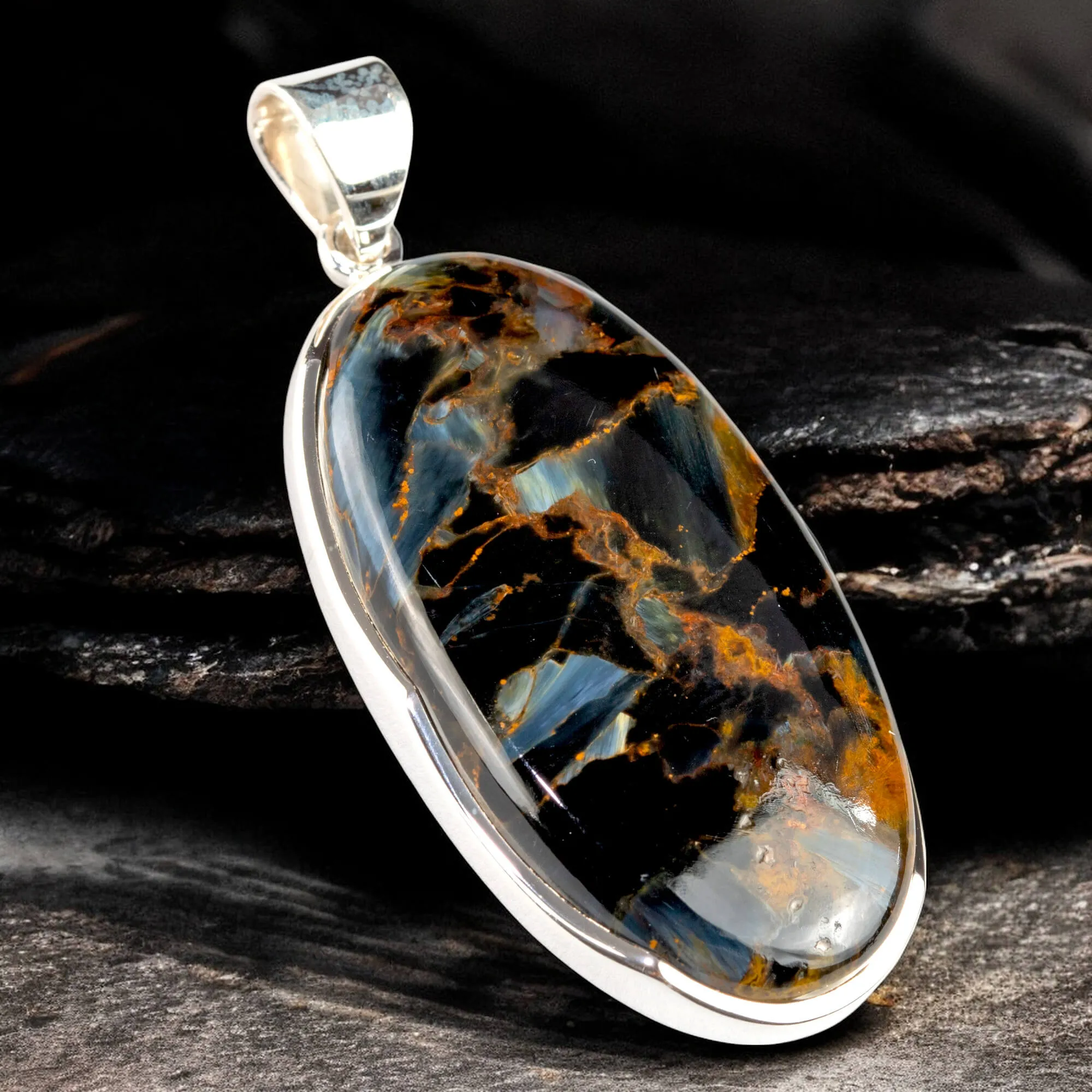 Ciondolo con Pietersite della Namibia: Fascino Naturale.