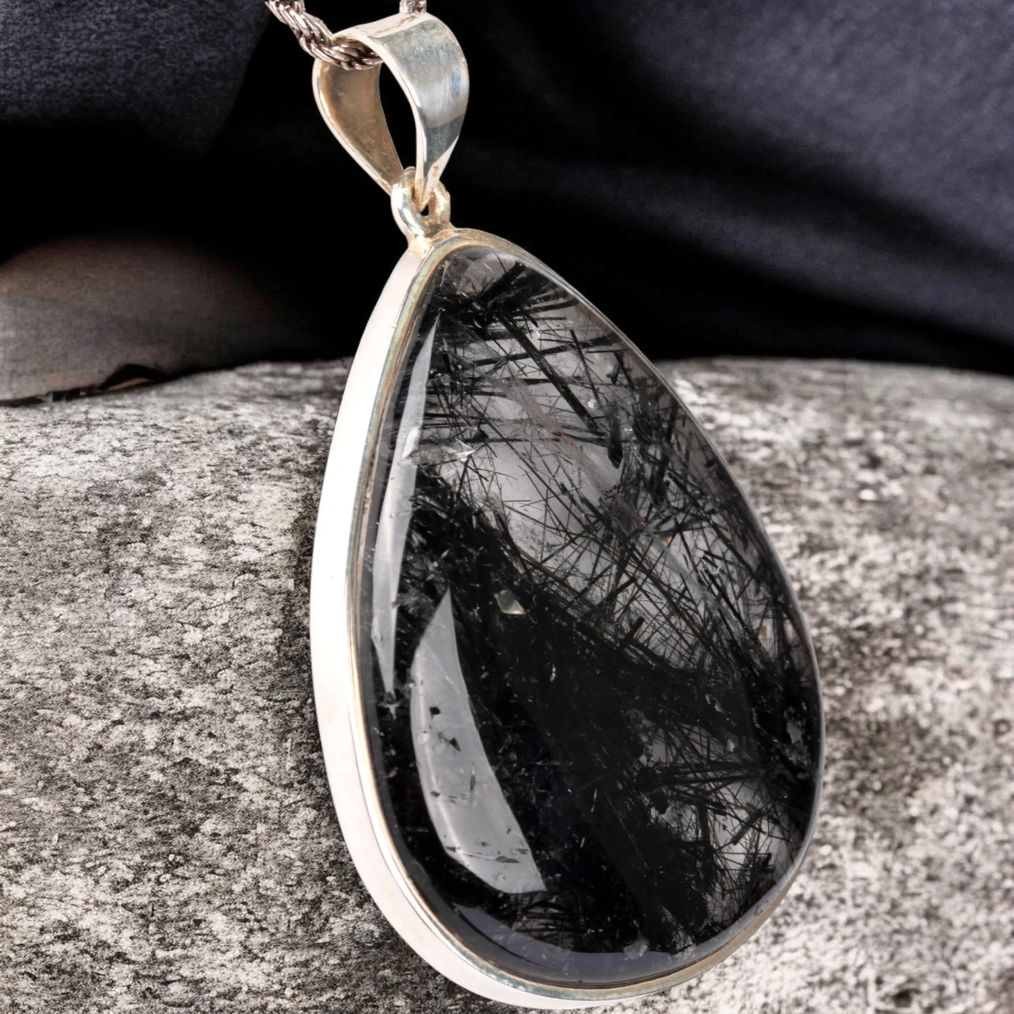 Pendente in Argento con Quarzo Tormalinato – Un Gioiello di Contrasti e Armonia.