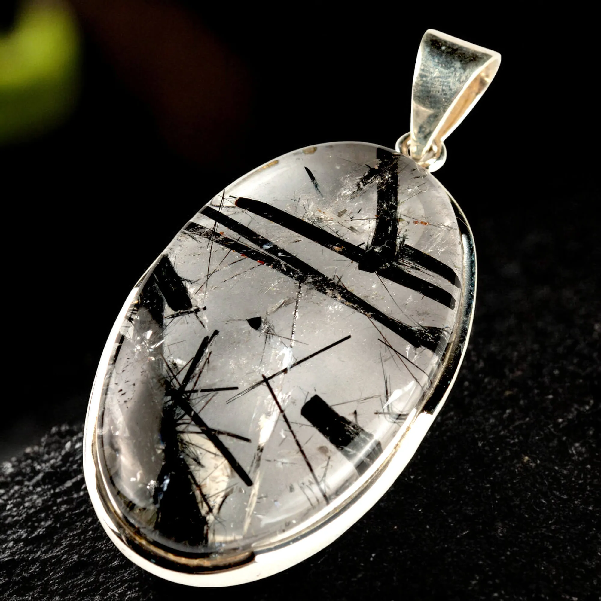 Pendente in argento con grande quarzo tormalinato.