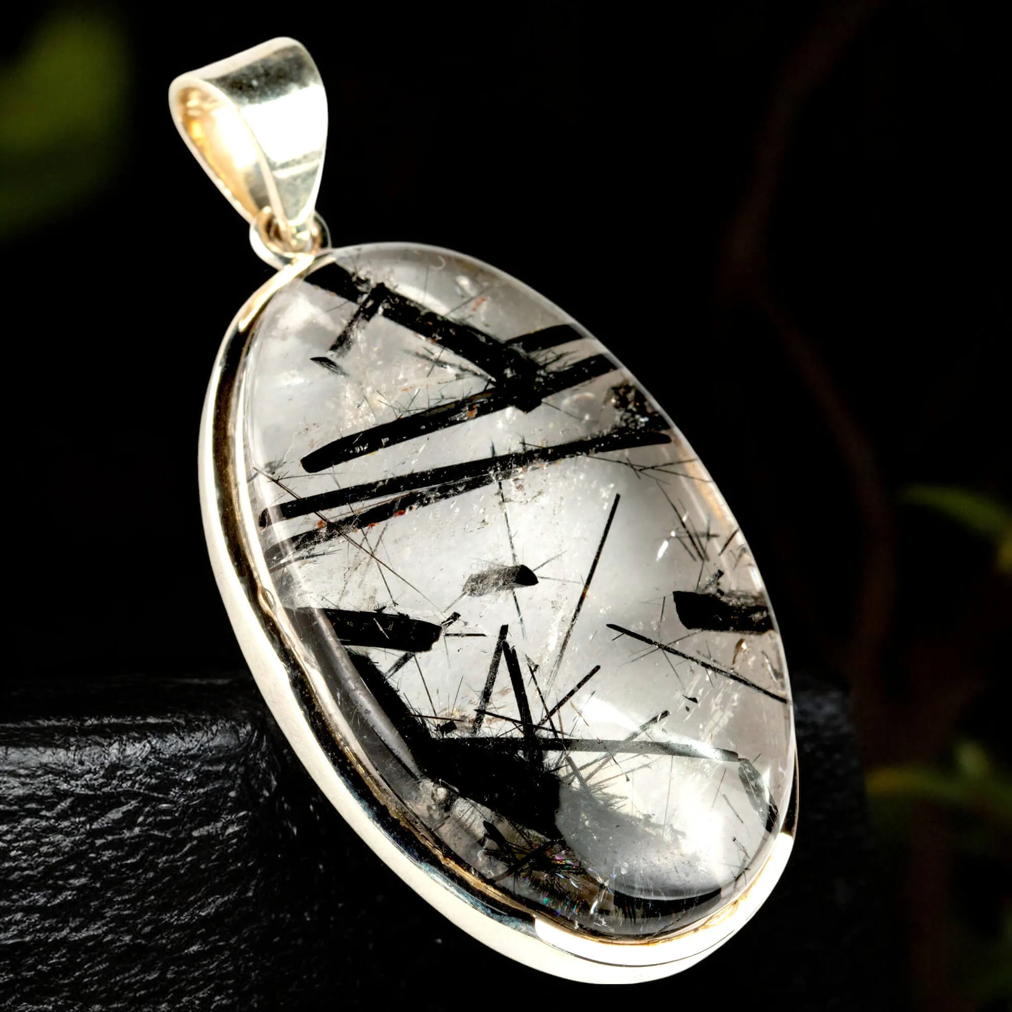 Pendente in argento con grande quarzo tormalinato.