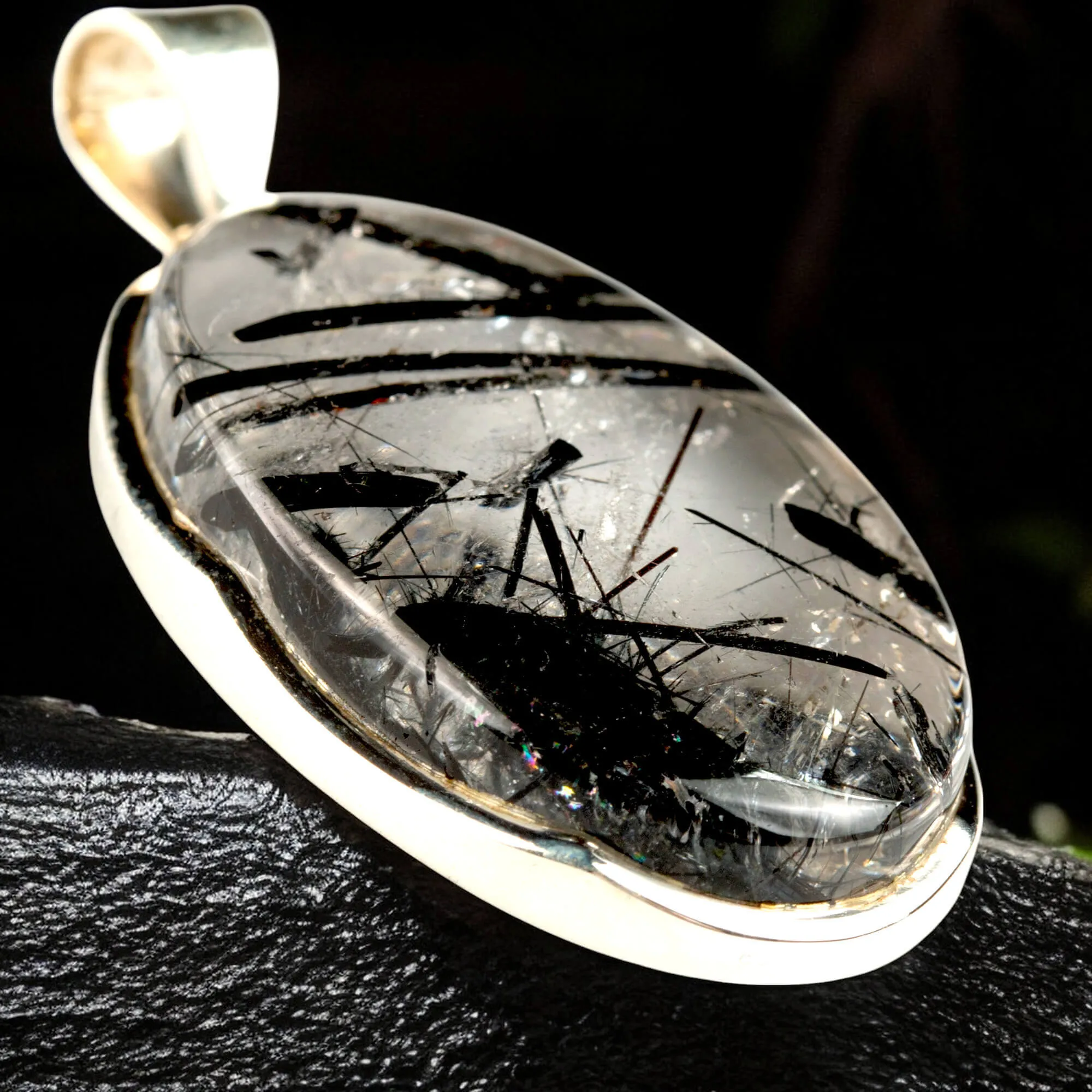Pendente in argento con grande quarzo tormalinato.