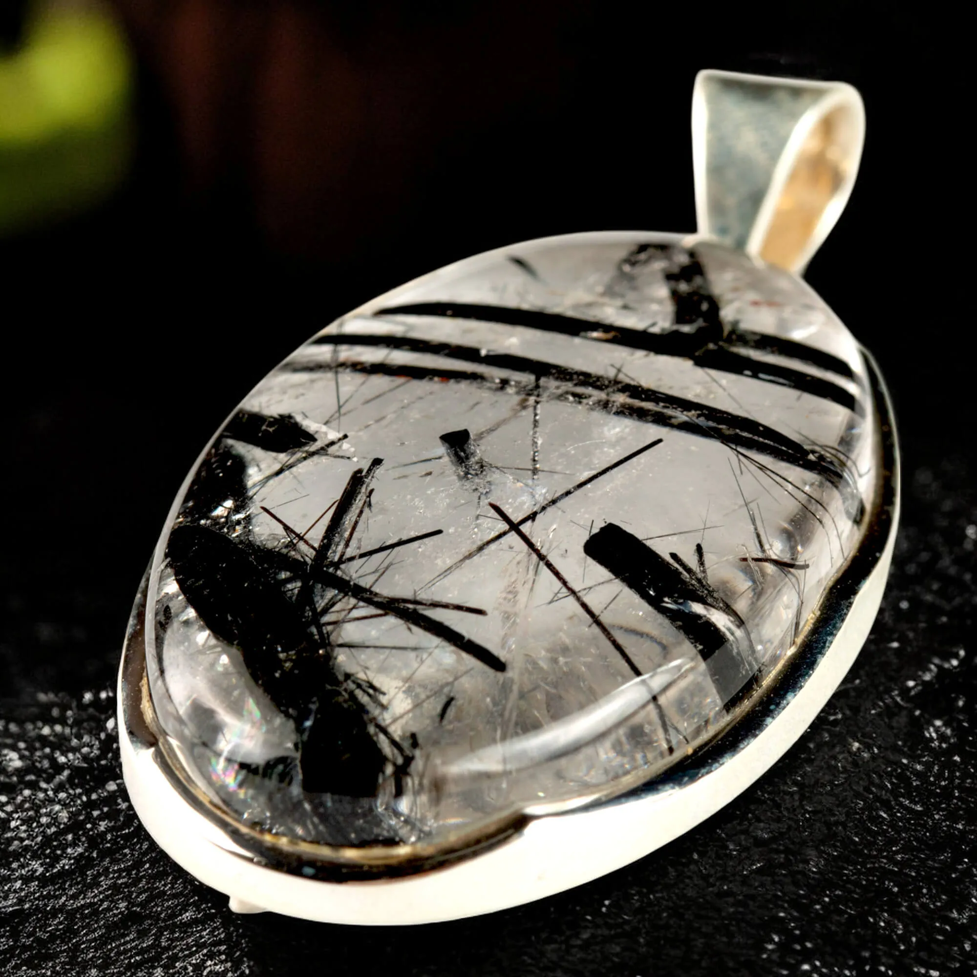 Pendente in argento con grande quarzo tormalinato.