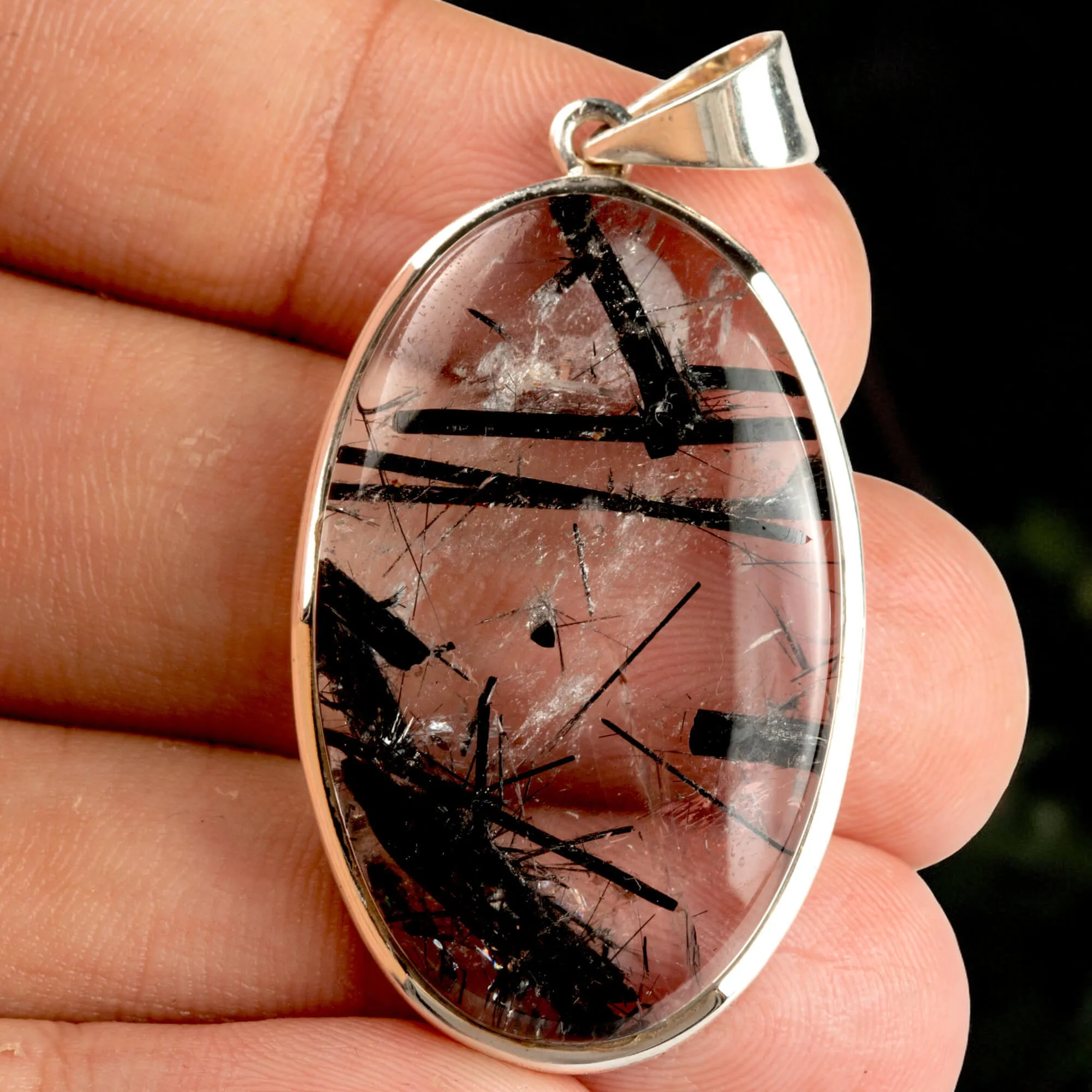 Pendente in argento con grande quarzo tormalinato.