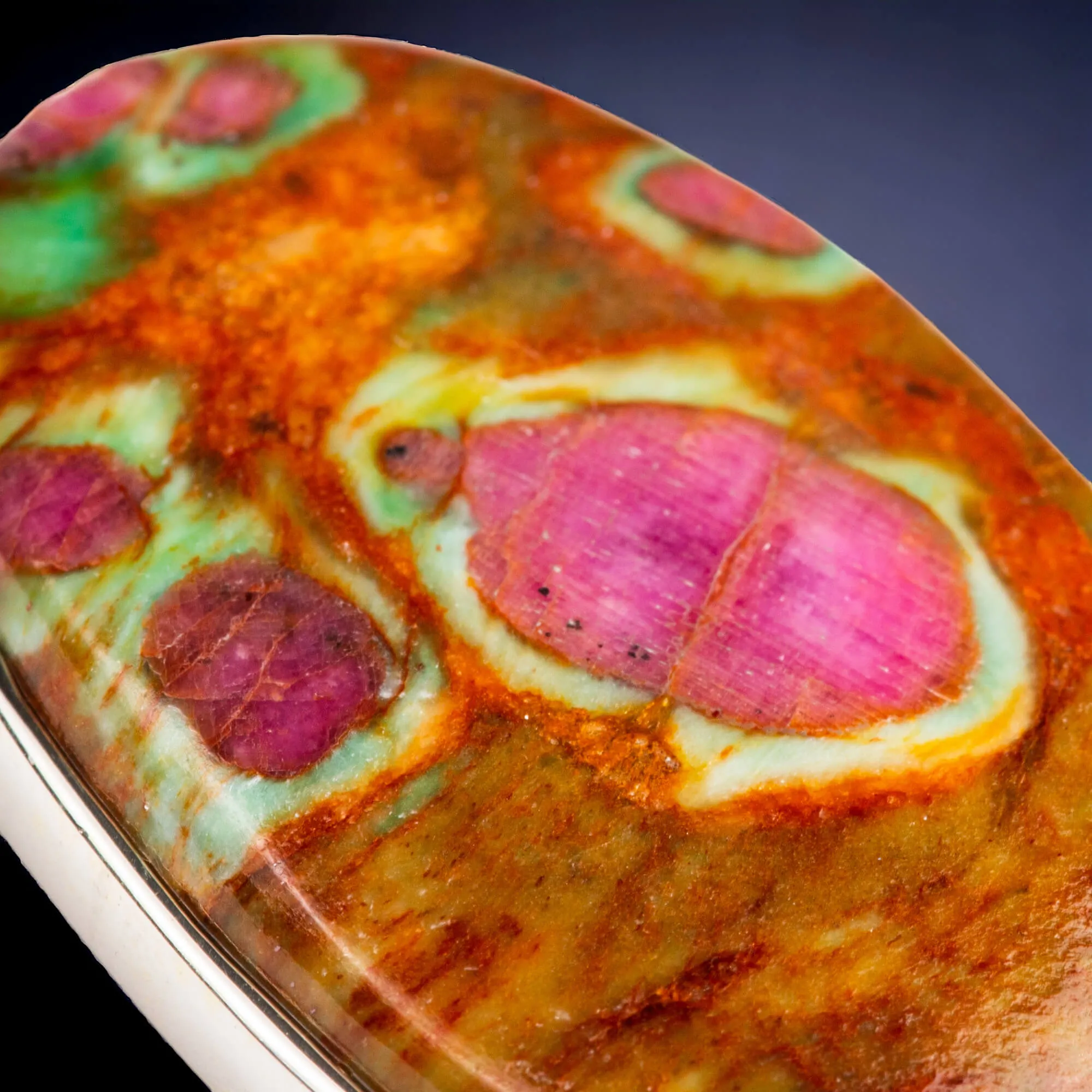 Pendente in Fuchsite con Rubino naturale, incastonato in argento.