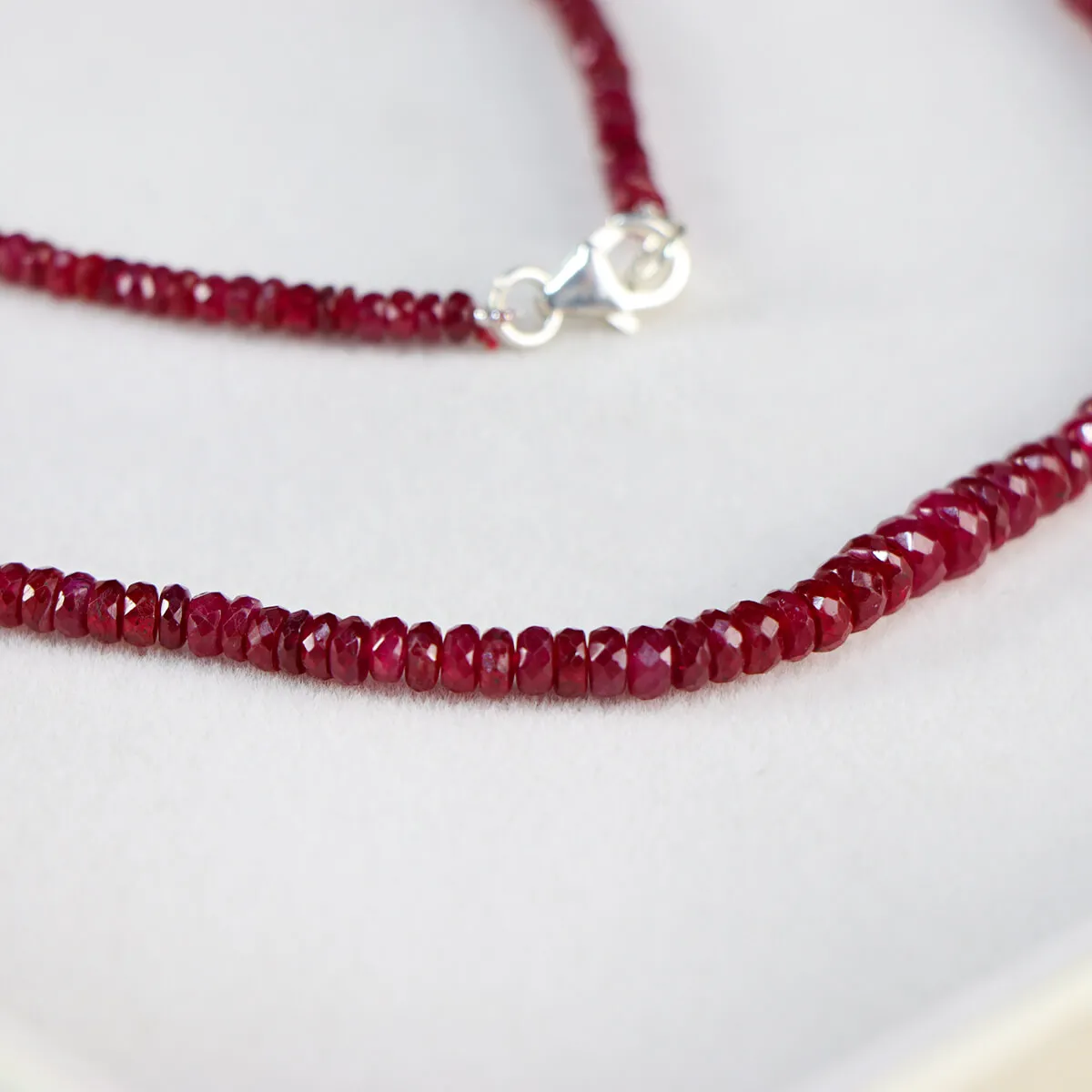 Raffinato Collier di Rubini "Sangue di Piccione" da 75 ct.