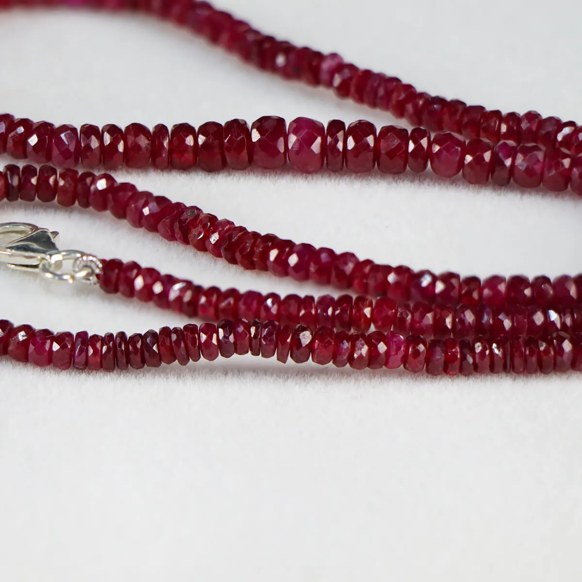 Raffinato Collier di Rubini "Sangue di Piccione" da 75 ct.