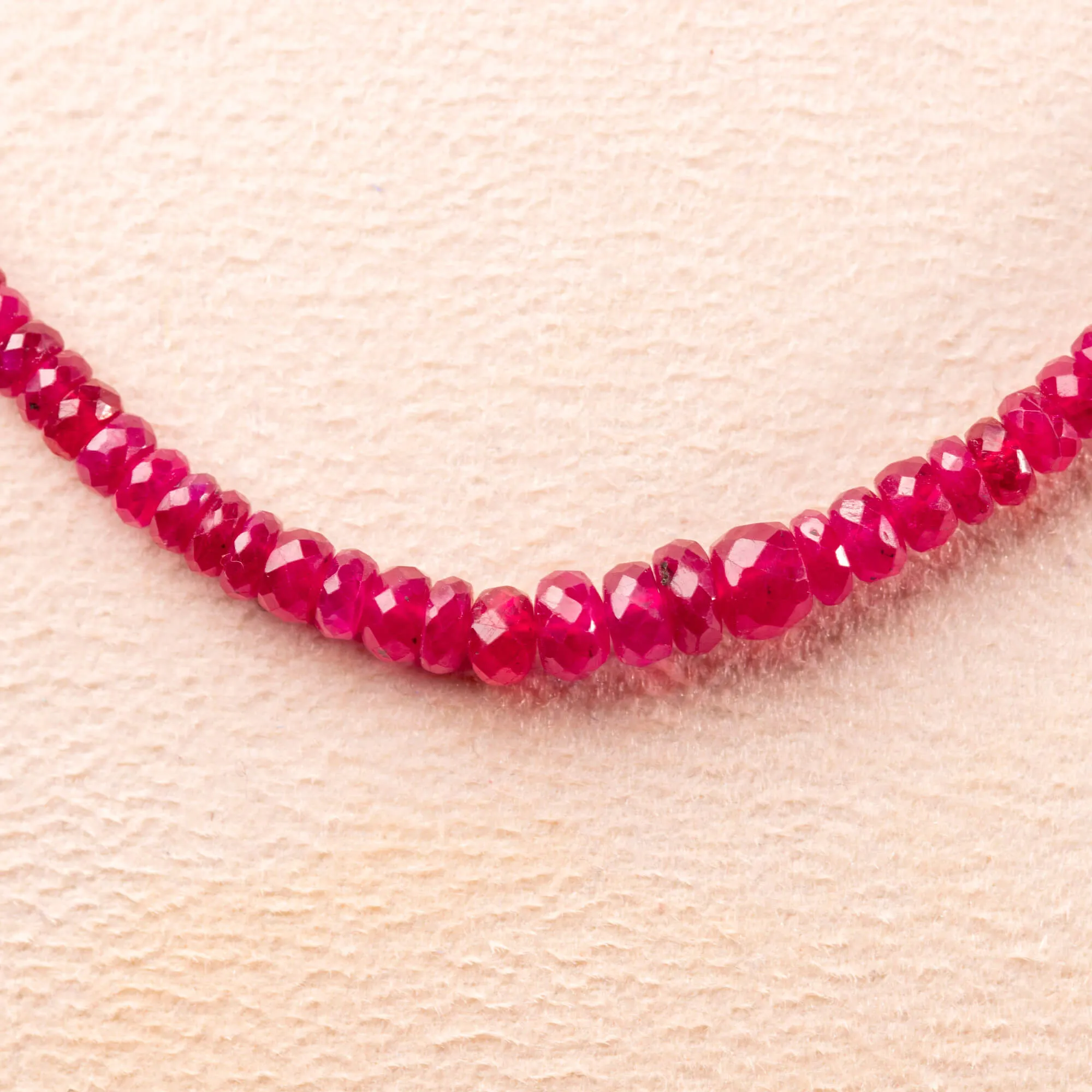 Raffinato Collier di Rubini "Sangue di Piccione" da 75 ct.