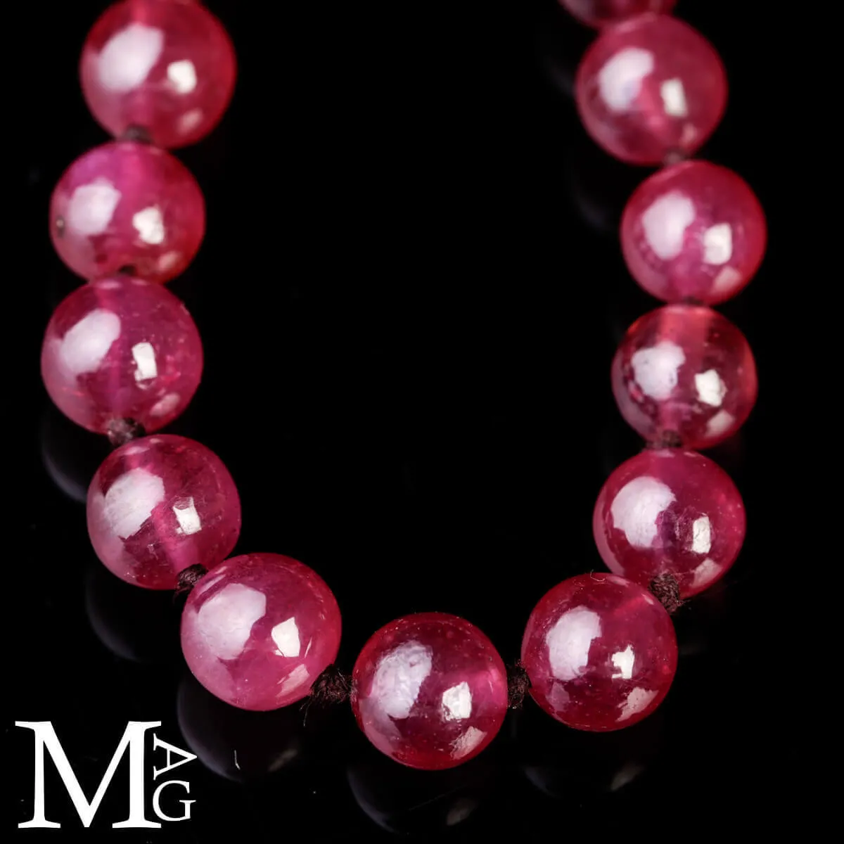 Collana di Rubini: Eleganza di Sfere Birmane.