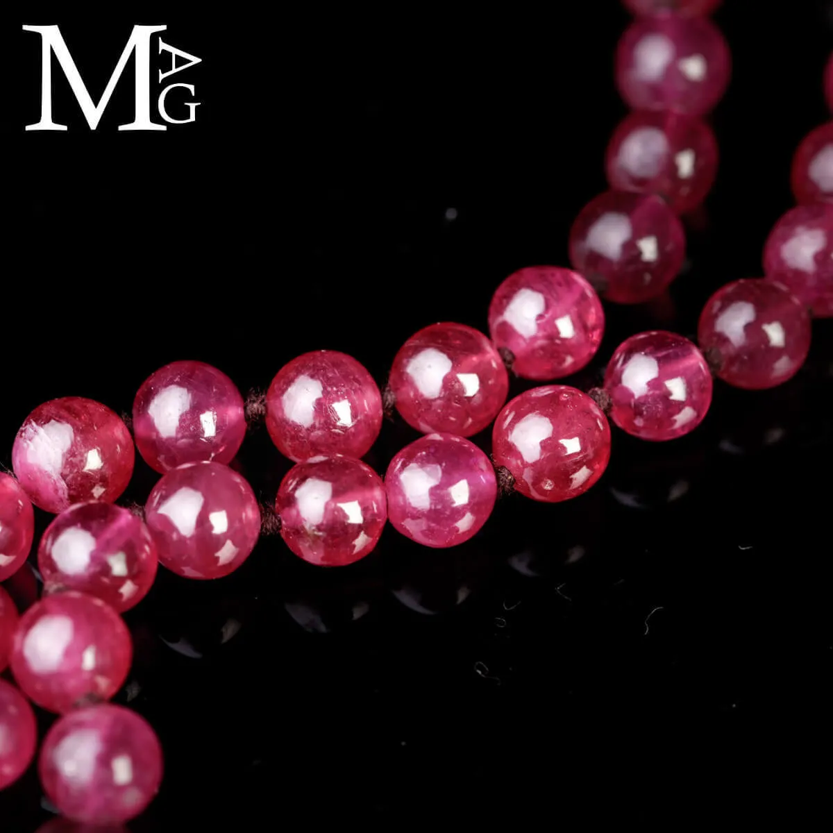 Collana di Rubini: Eleganza di Sfere Birmane.