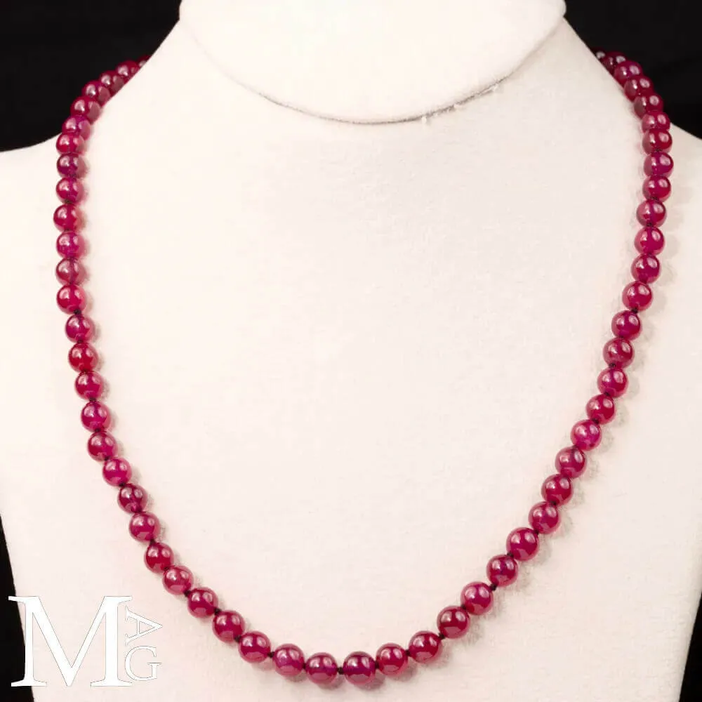 Collana di Rubini: Eleganza di Sfere Birmane.