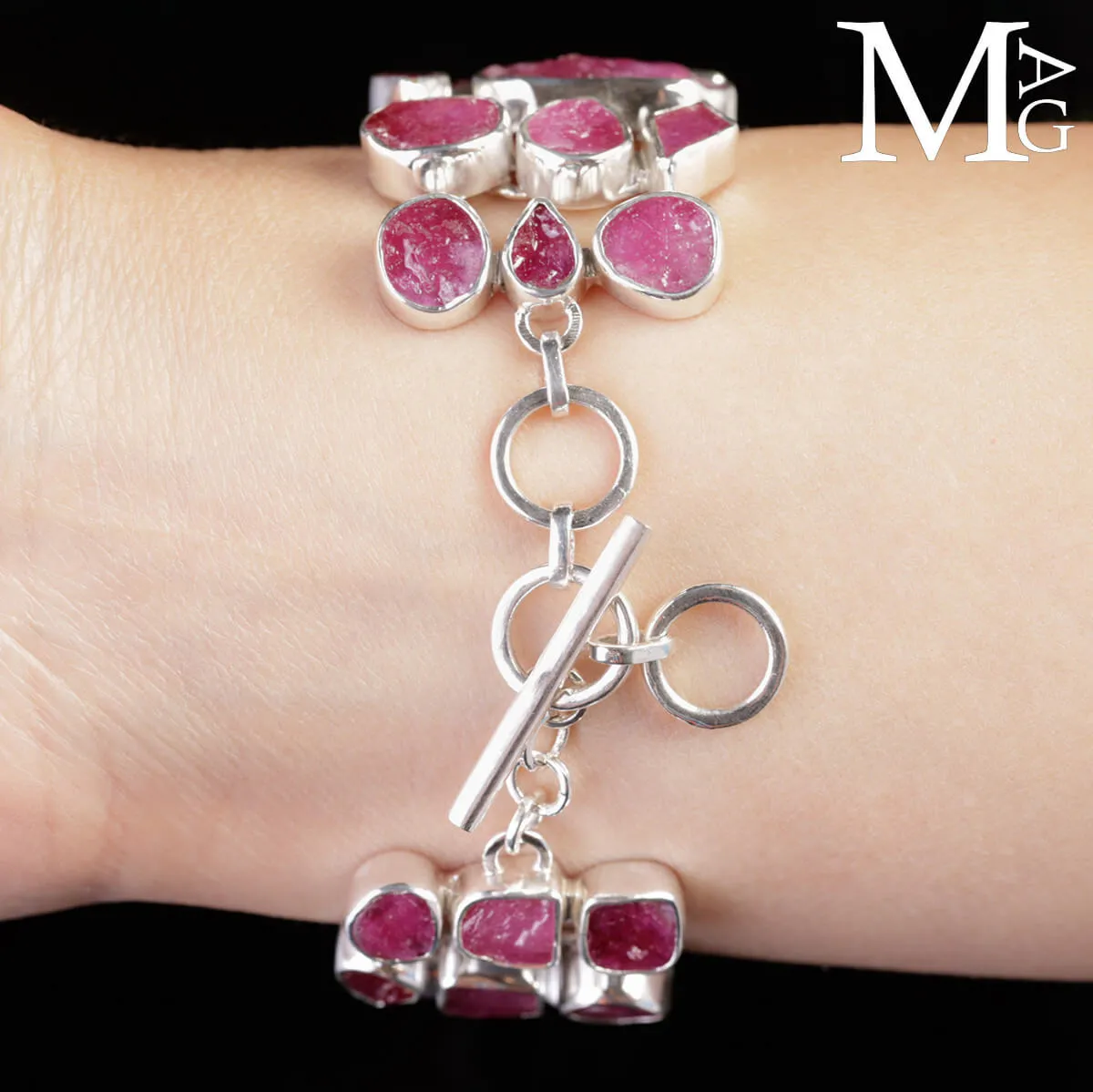 Bracciale in argento con rubini grezzi naturali.