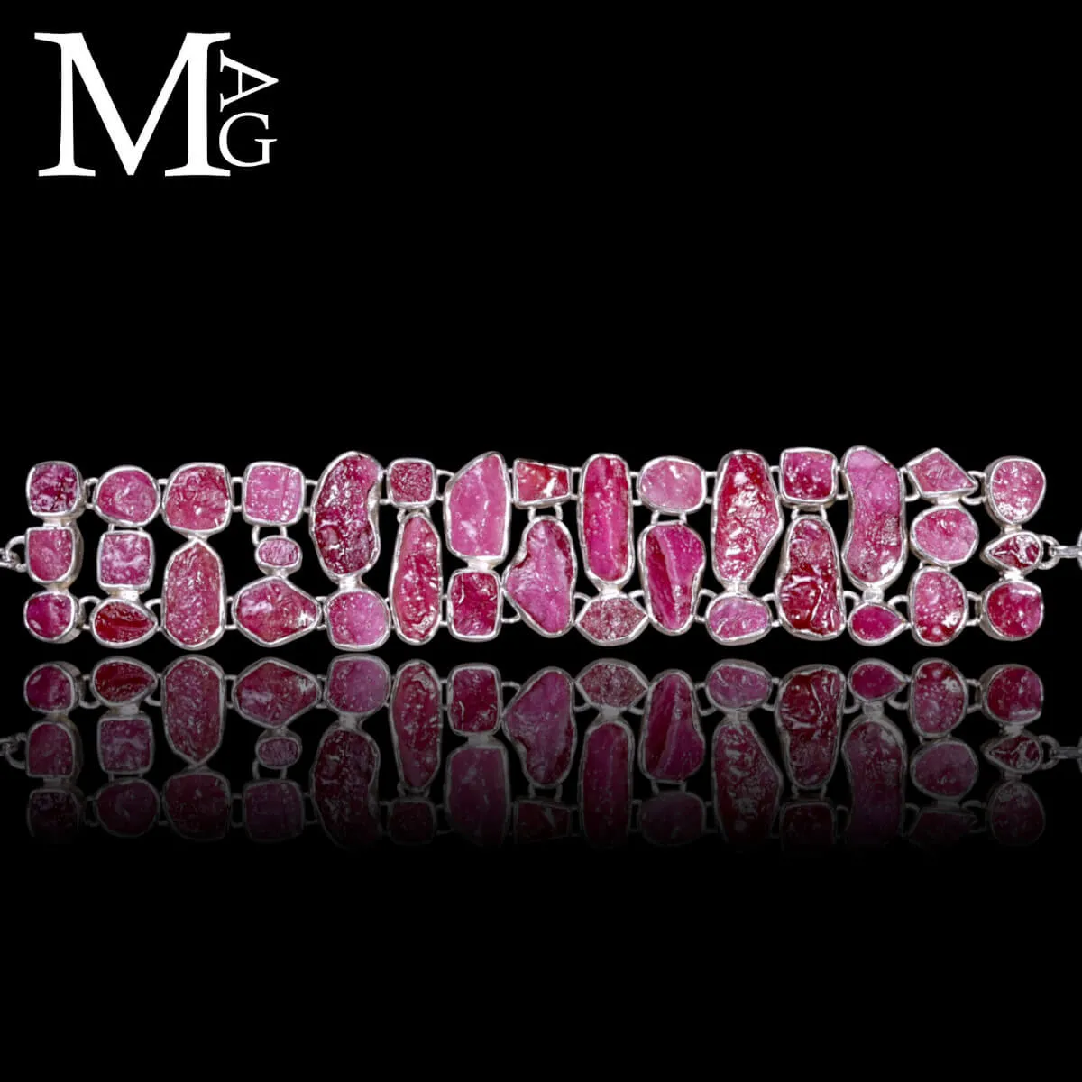 Bracciale in argento con rubini grezzi naturali.