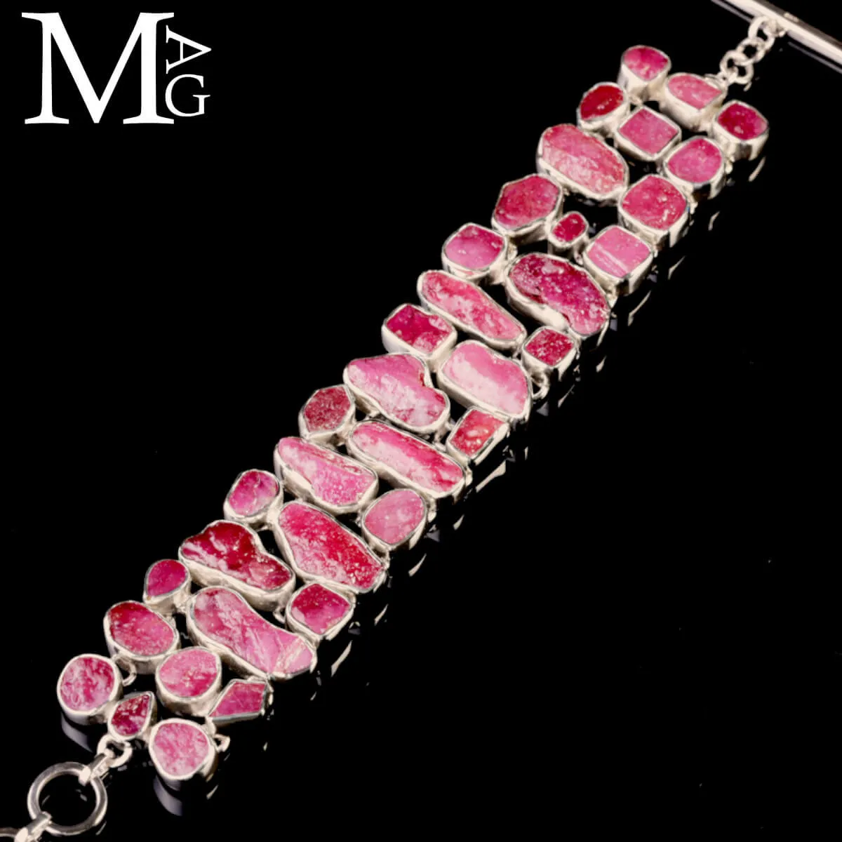 Bracciale in argento con rubini grezzi naturali.