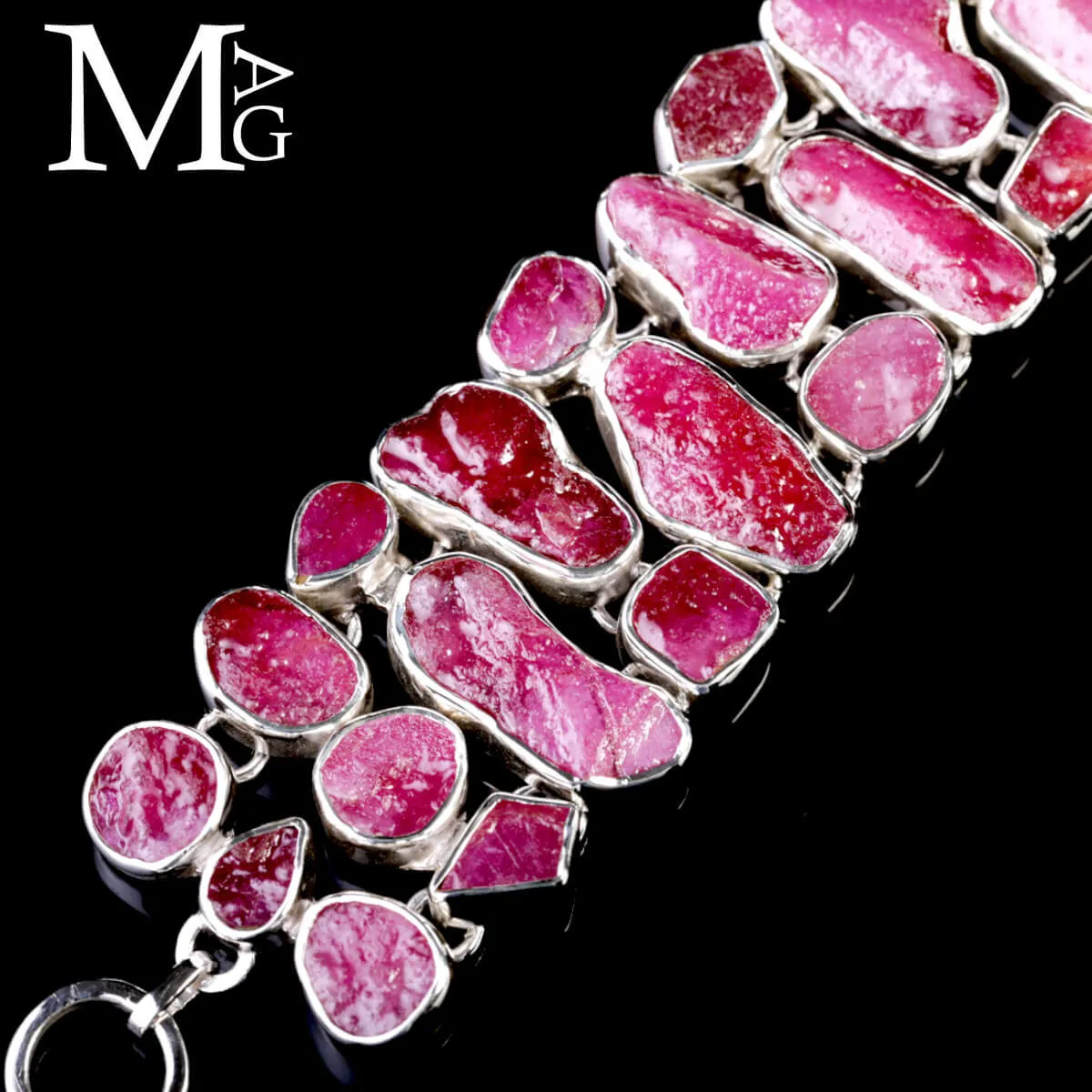 Bracciale in argento con rubini grezzi naturali.