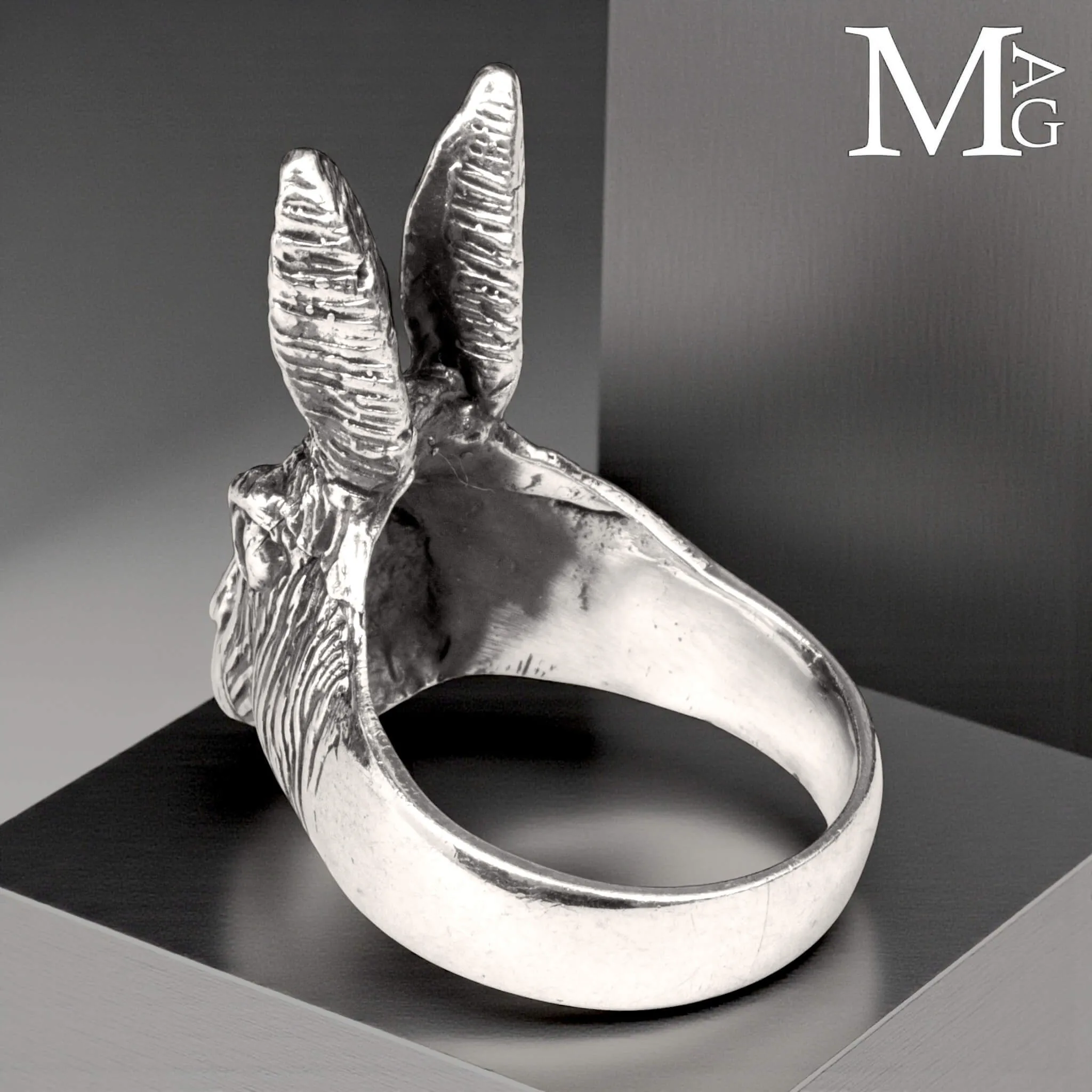 Il Bianconiglio di Alice – Anello Scultoreo in Argento, Oltre la Soglia.
