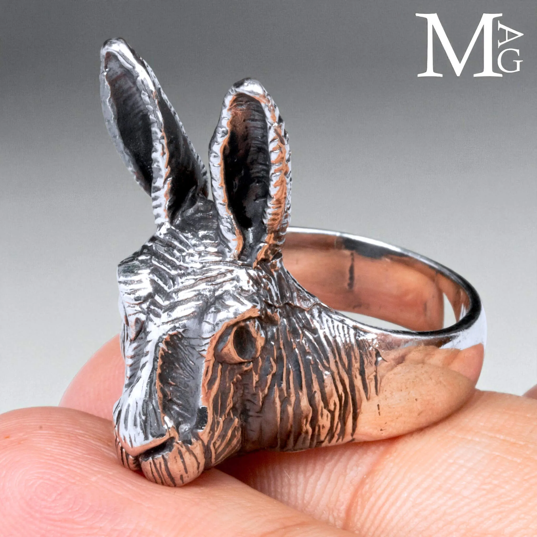 Il Bianconiglio di Alice – Anello Scultoreo in Argento, Oltre la Soglia.