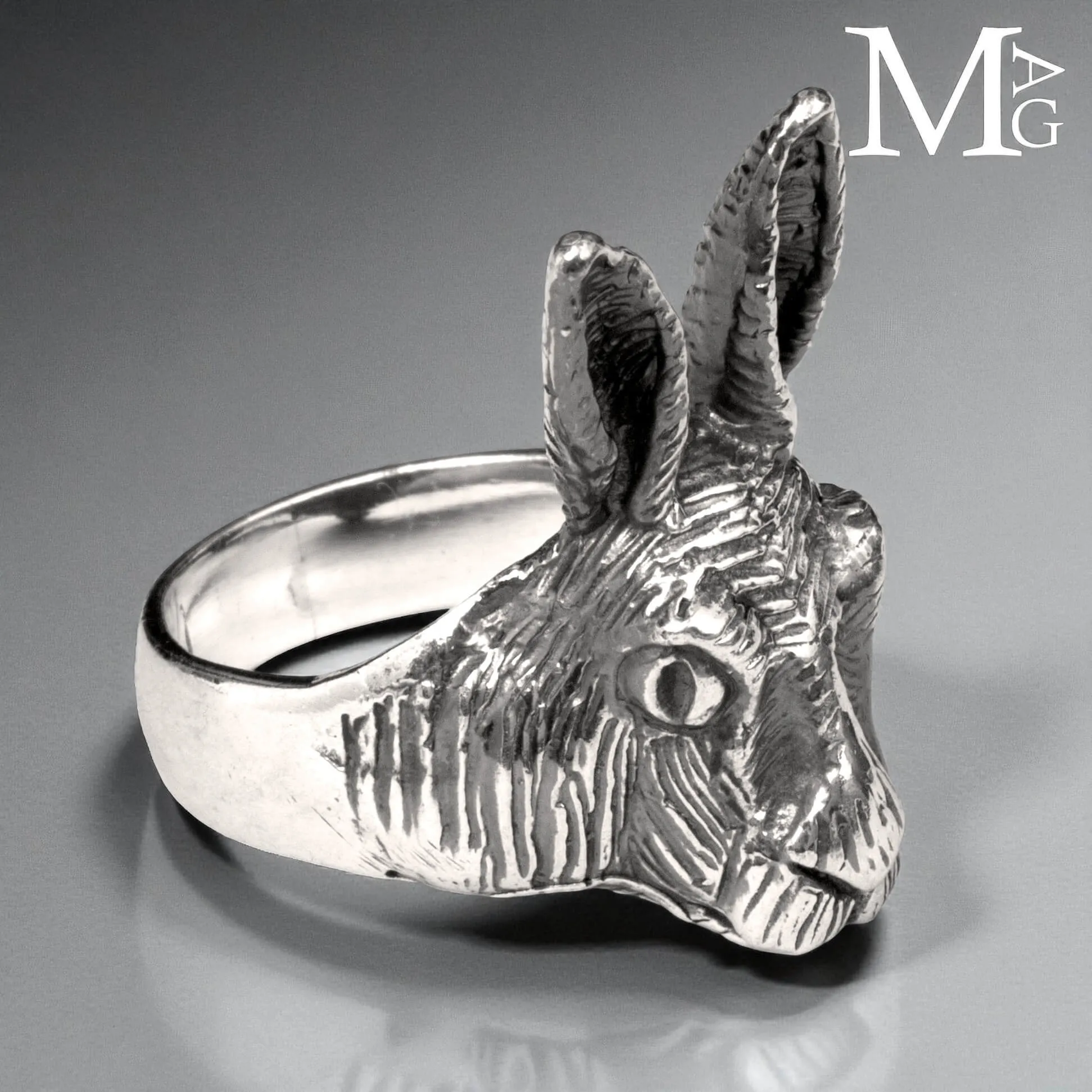 Il Bianconiglio di Alice – Anello Scultoreo in Argento, Oltre la Soglia.