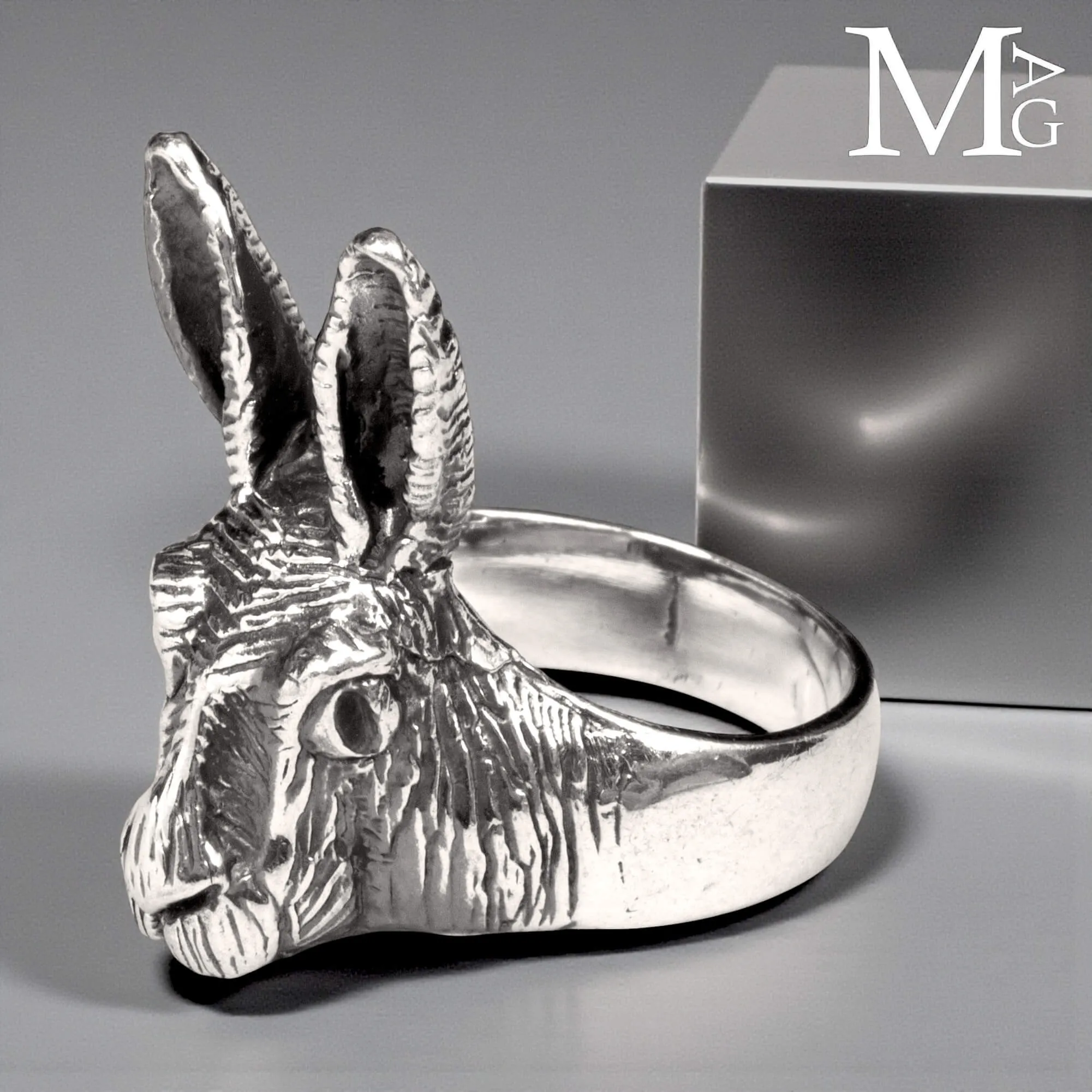 Il Bianconiglio di Alice – Anello Scultoreo in Argento, Oltre la Soglia.