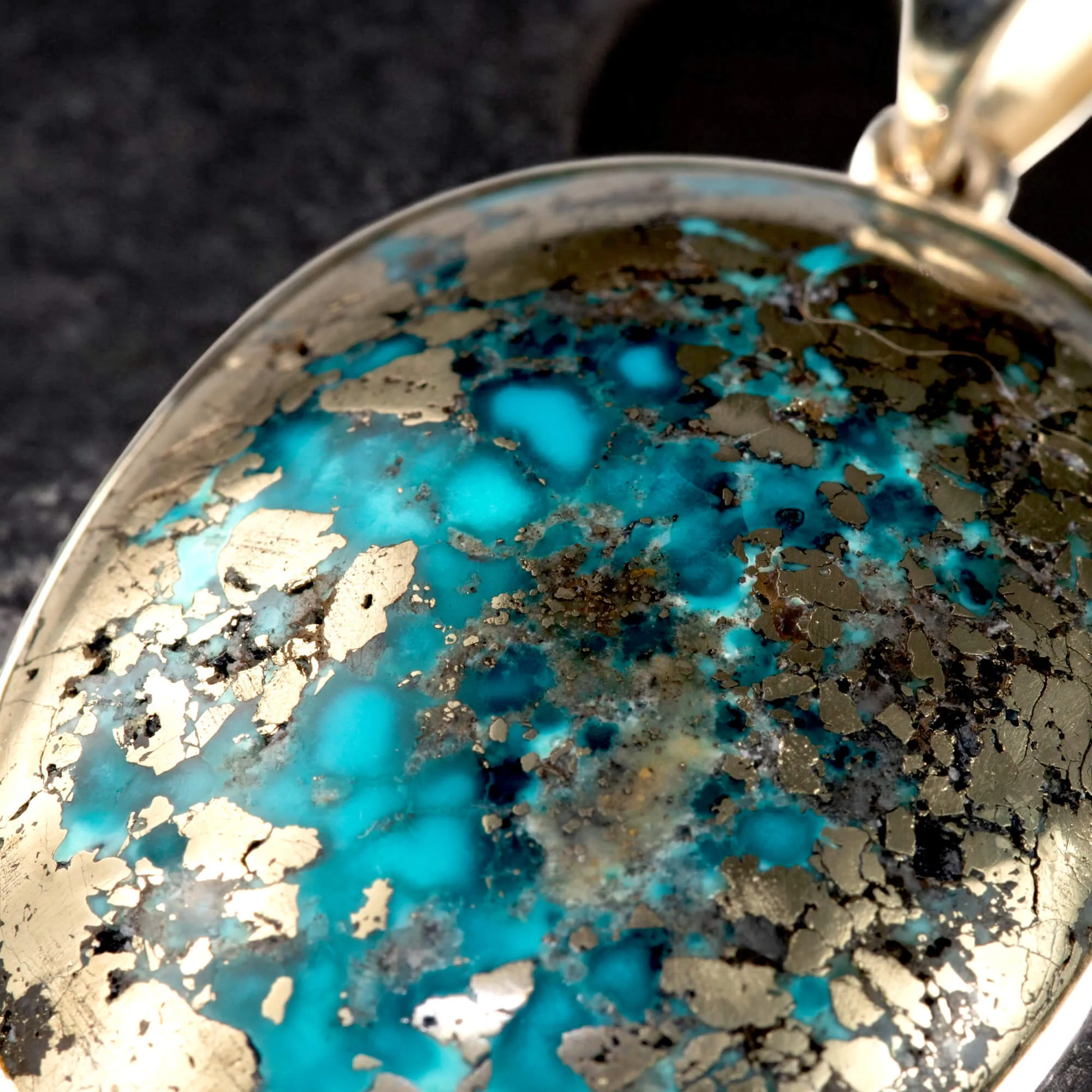 Elegante Ciondolo in Argento con Turchese di Nishapur e Inclusioni di Pirite.
