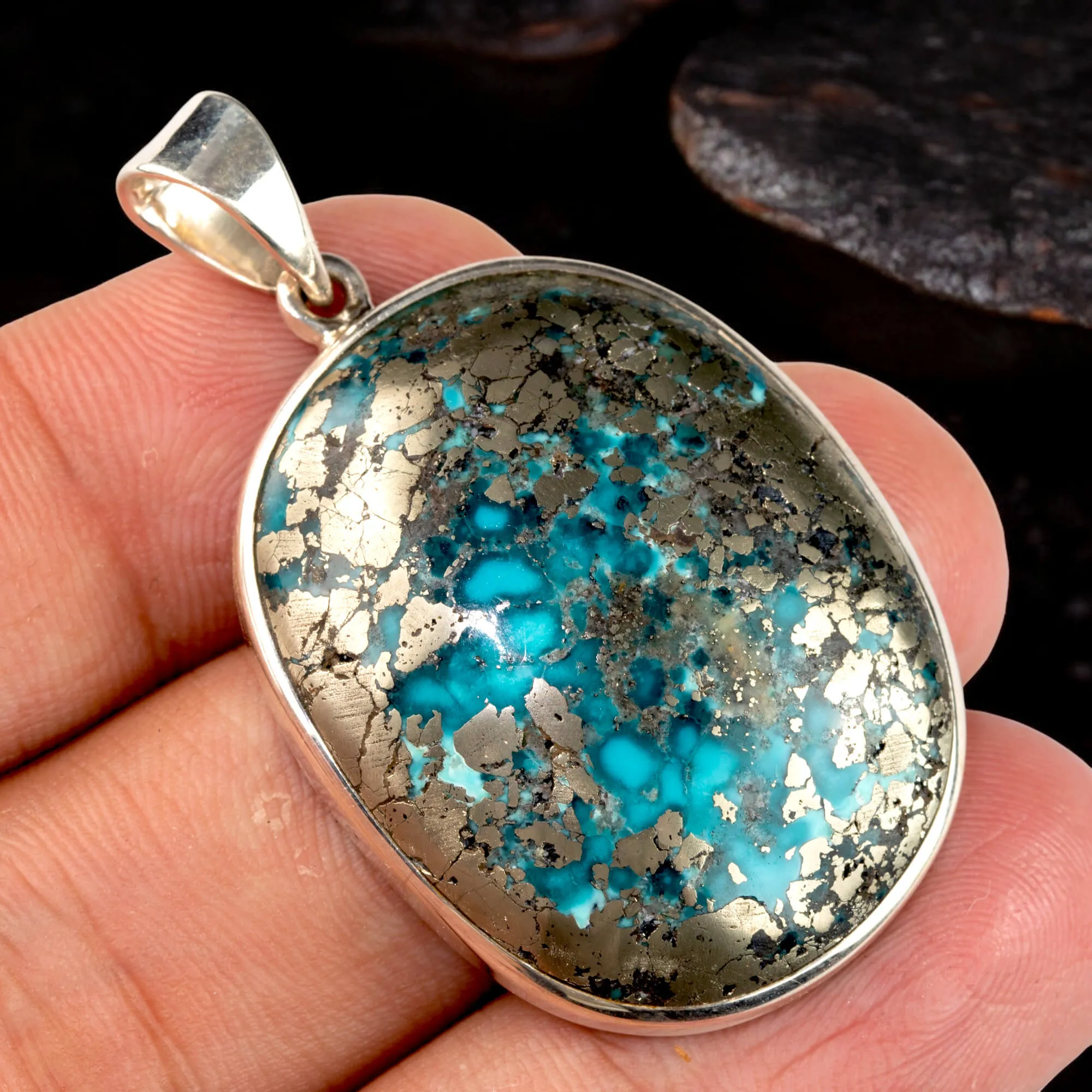 Elegante Ciondolo in Argento con Turchese di Nishapur e Inclusioni di Pirite.