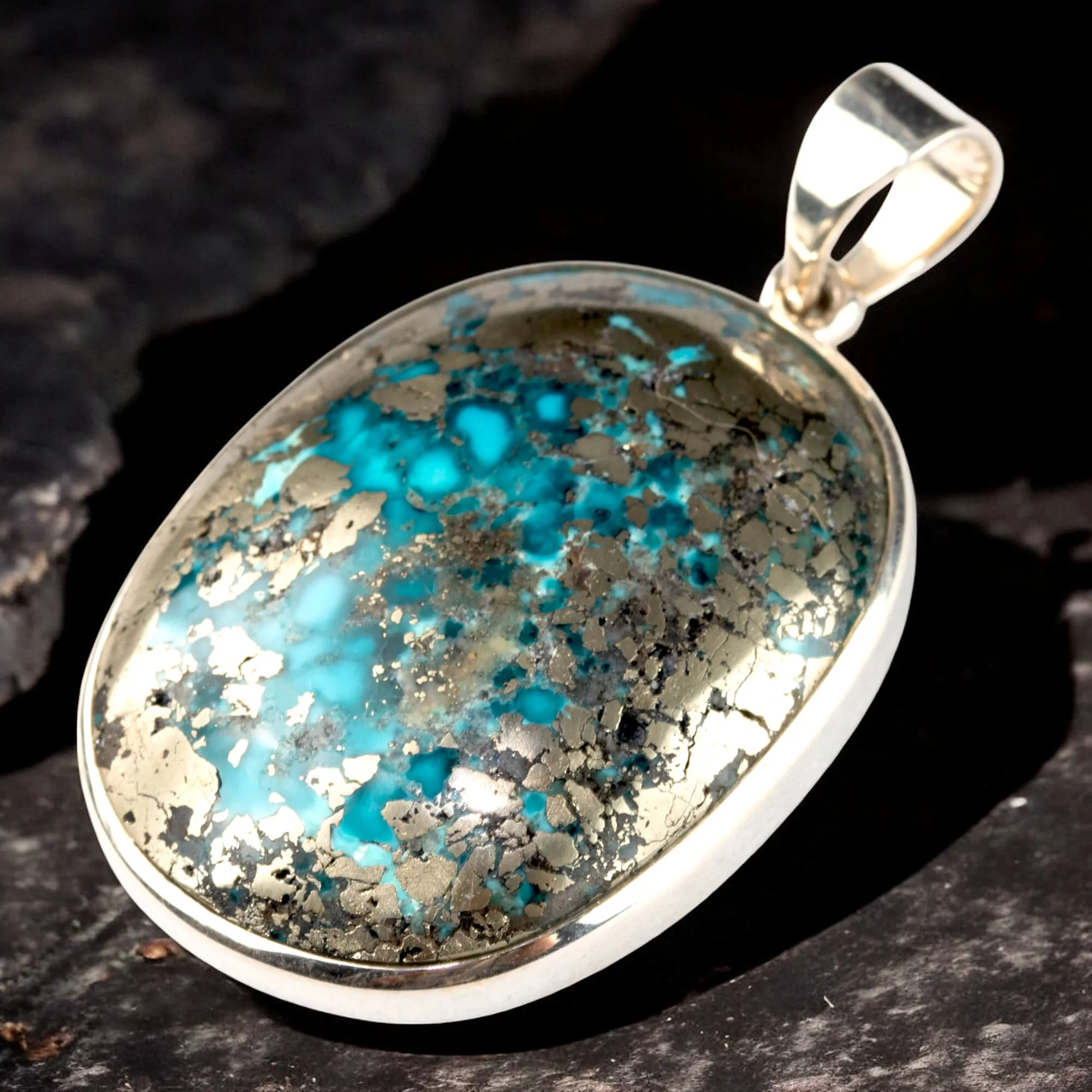 Elegante Ciondolo in Argento con Turchese di Nishapur e Inclusioni di Pirite.