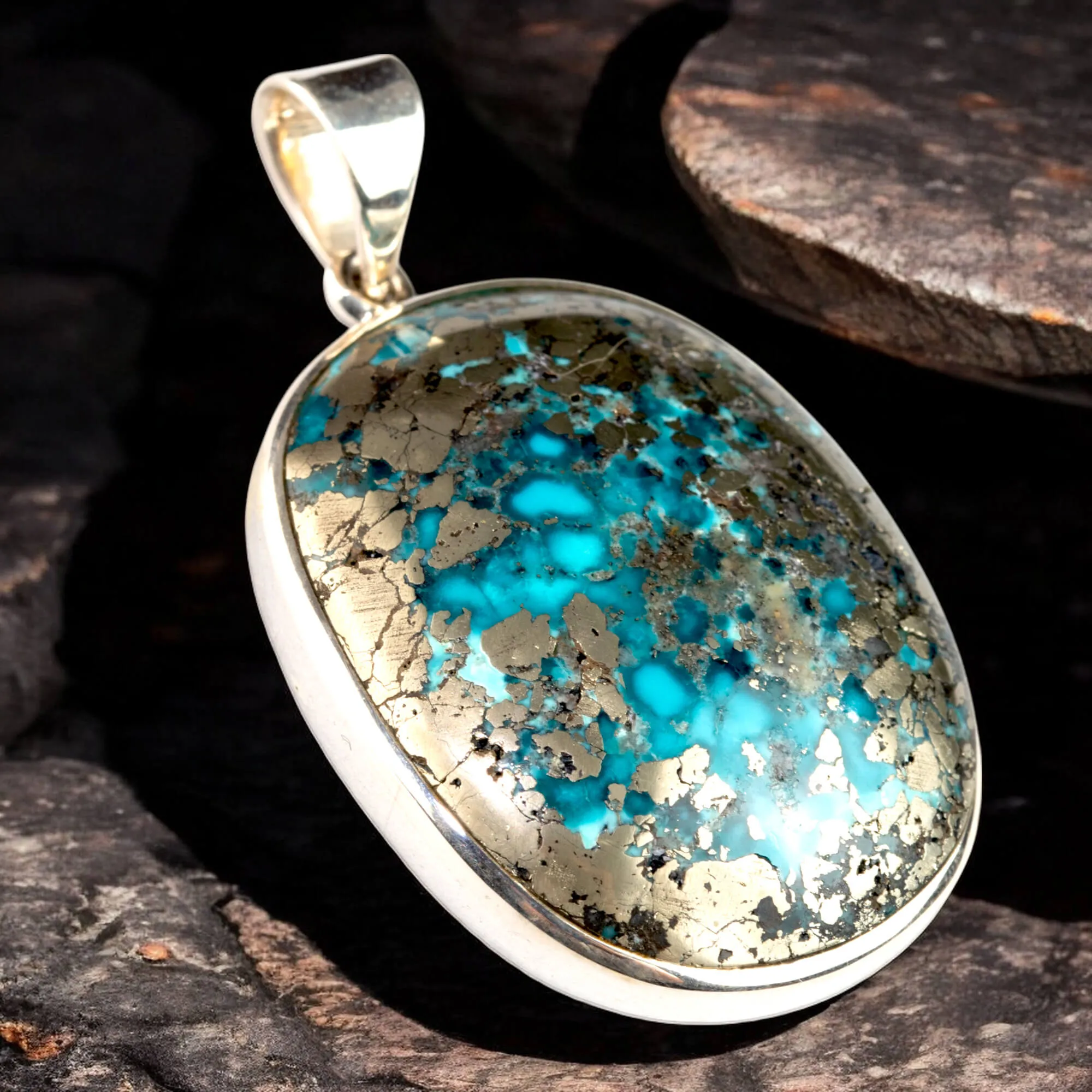 Elegante Ciondolo in Argento con Turchese di Nishapur e Inclusioni di Pirite.