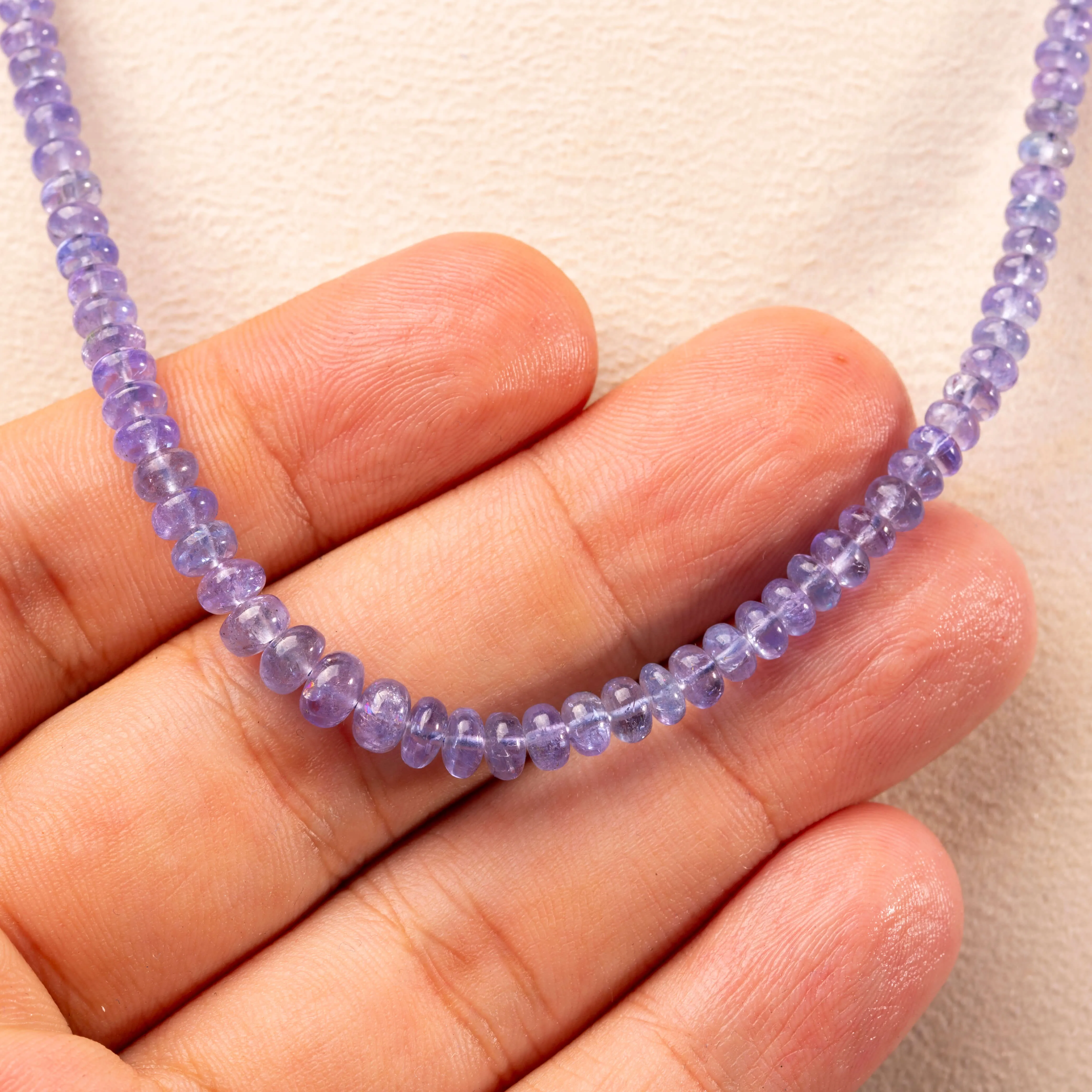 Collana in Tanzanite: Eleganza Blu-Violetto in una Silhouette Perfetta.
