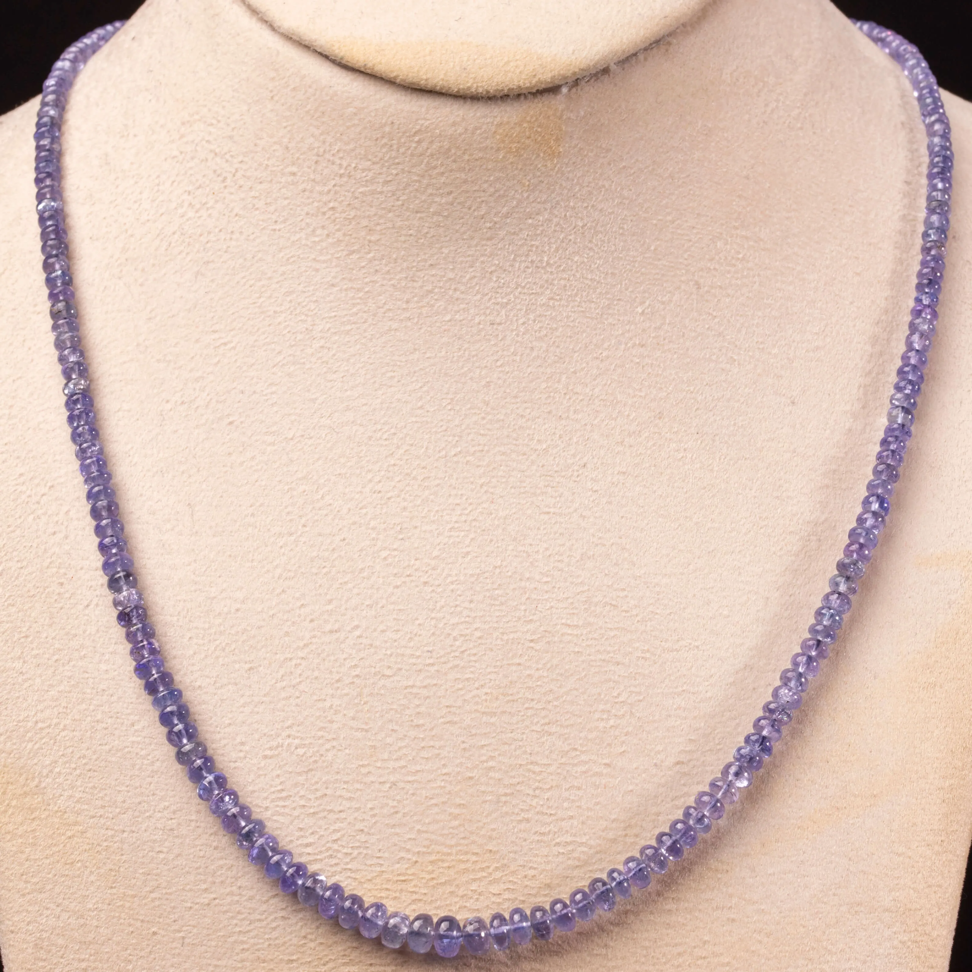 Collana in Tanzanite: Eleganza Blu-Violetto in una Silhouette Perfetta.