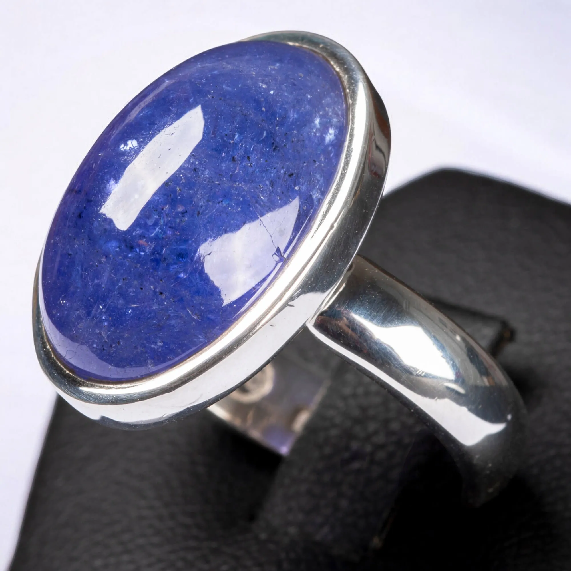 Anello in Argento con Tanzanite cabochon.