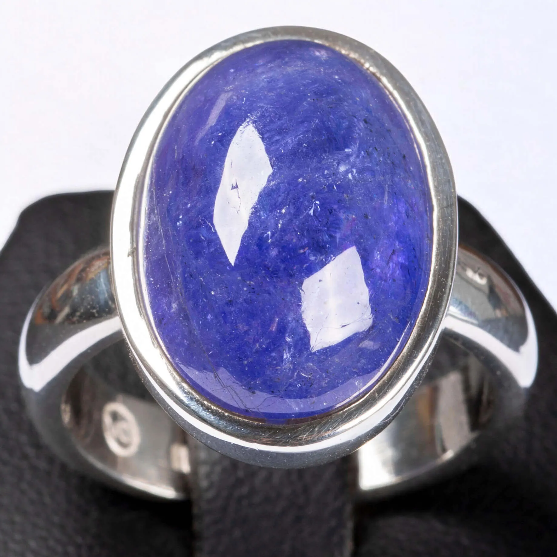 Anello in Argento con Tanzanite cabochon.