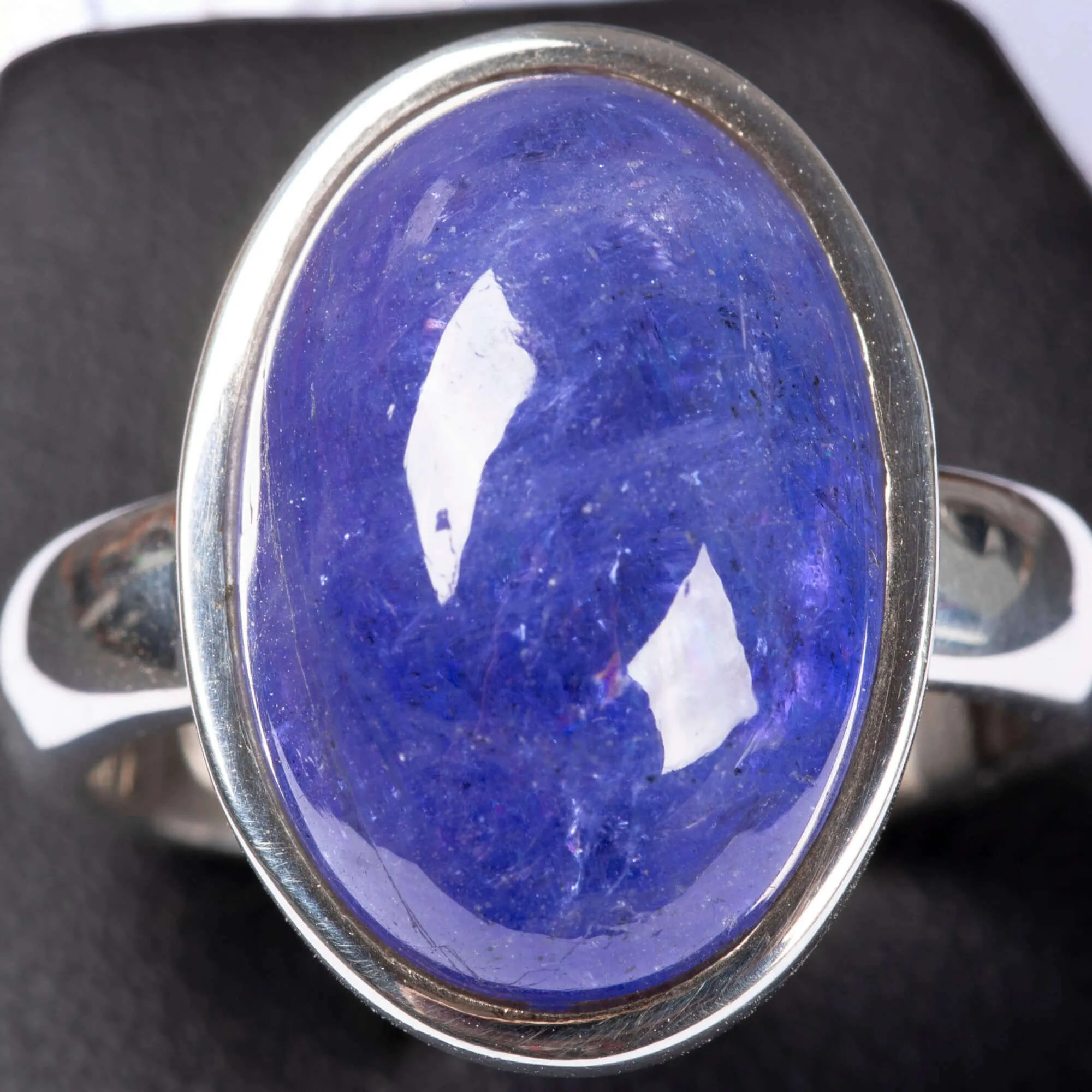 Anello in Argento con Tanzanite cabochon.