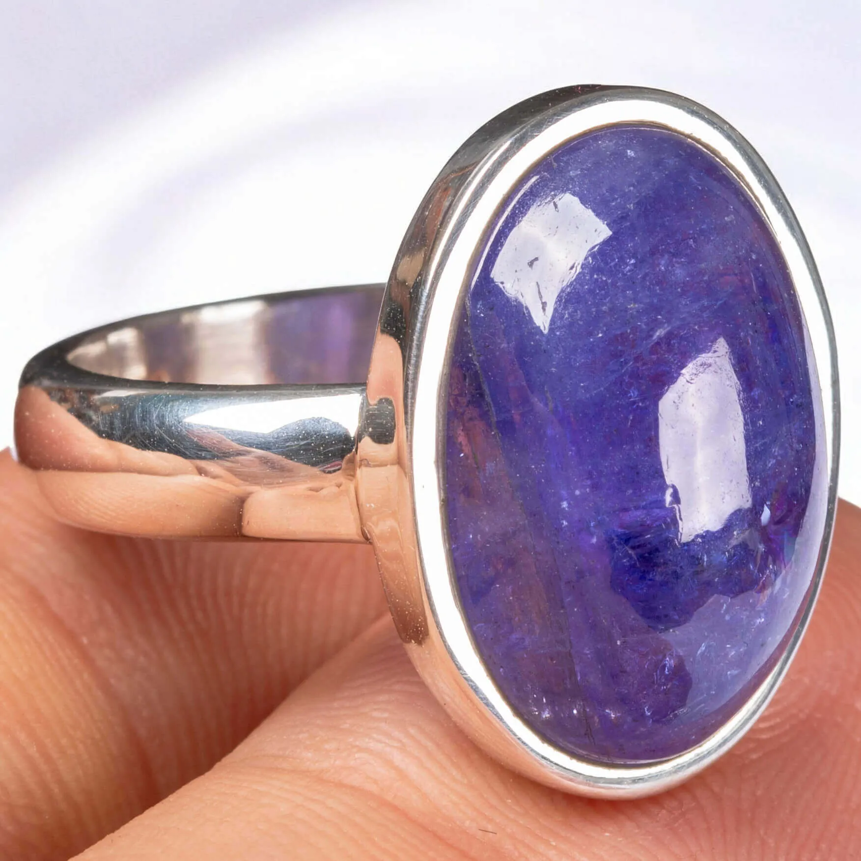 Anello in Argento con Tanzanite cabochon.