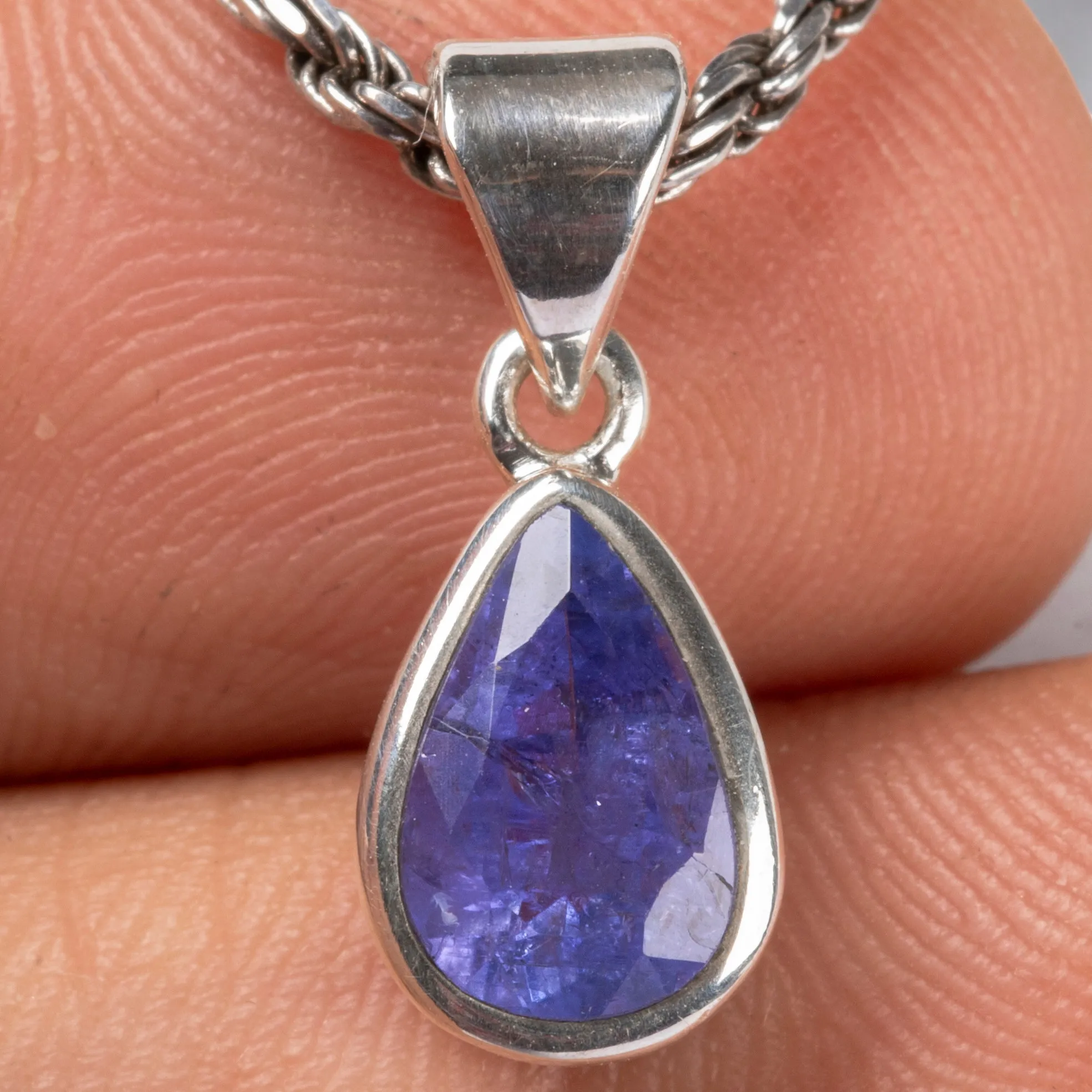 Ciondolo in Argento con Tanzanite Taglio a Goccia.