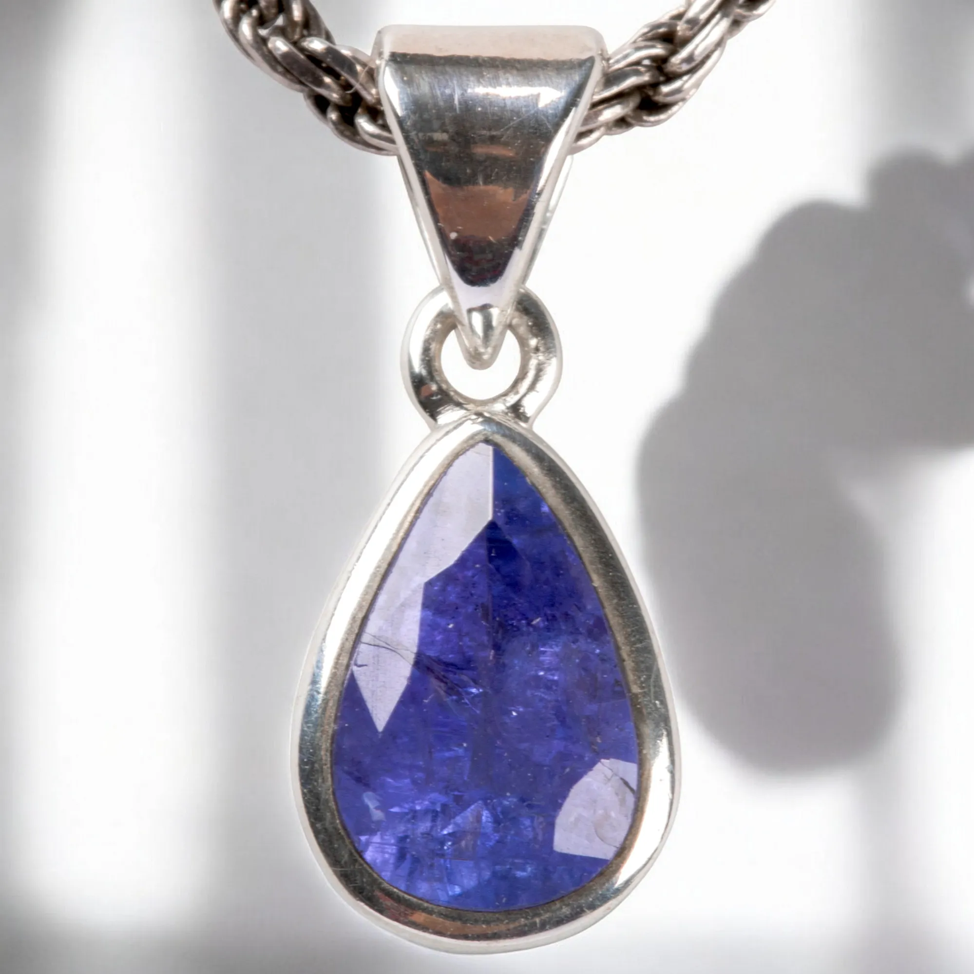 Ciondolo in Argento con Tanzanite Taglio a Goccia.