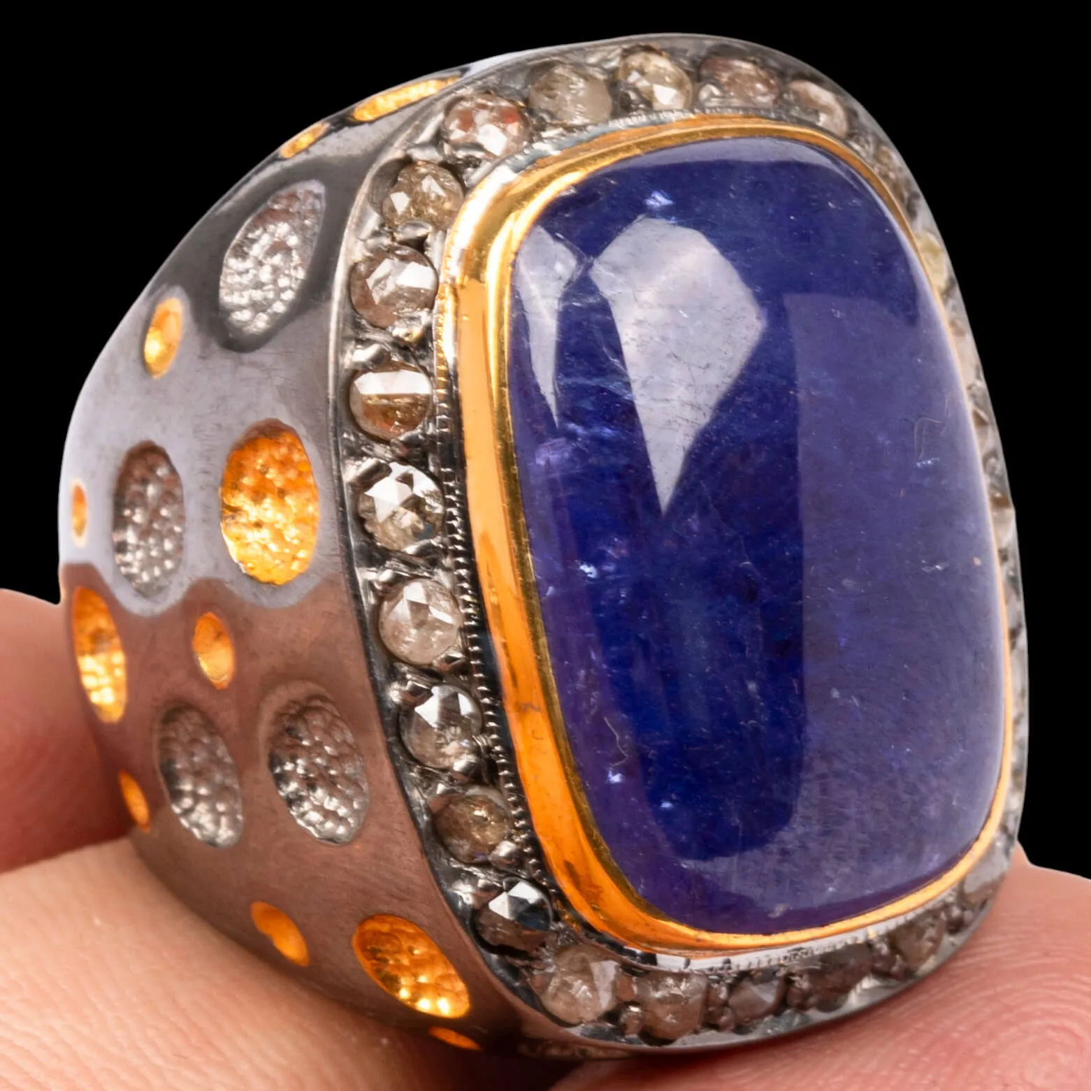 Anello con tanzanite cabochon e moissanite.