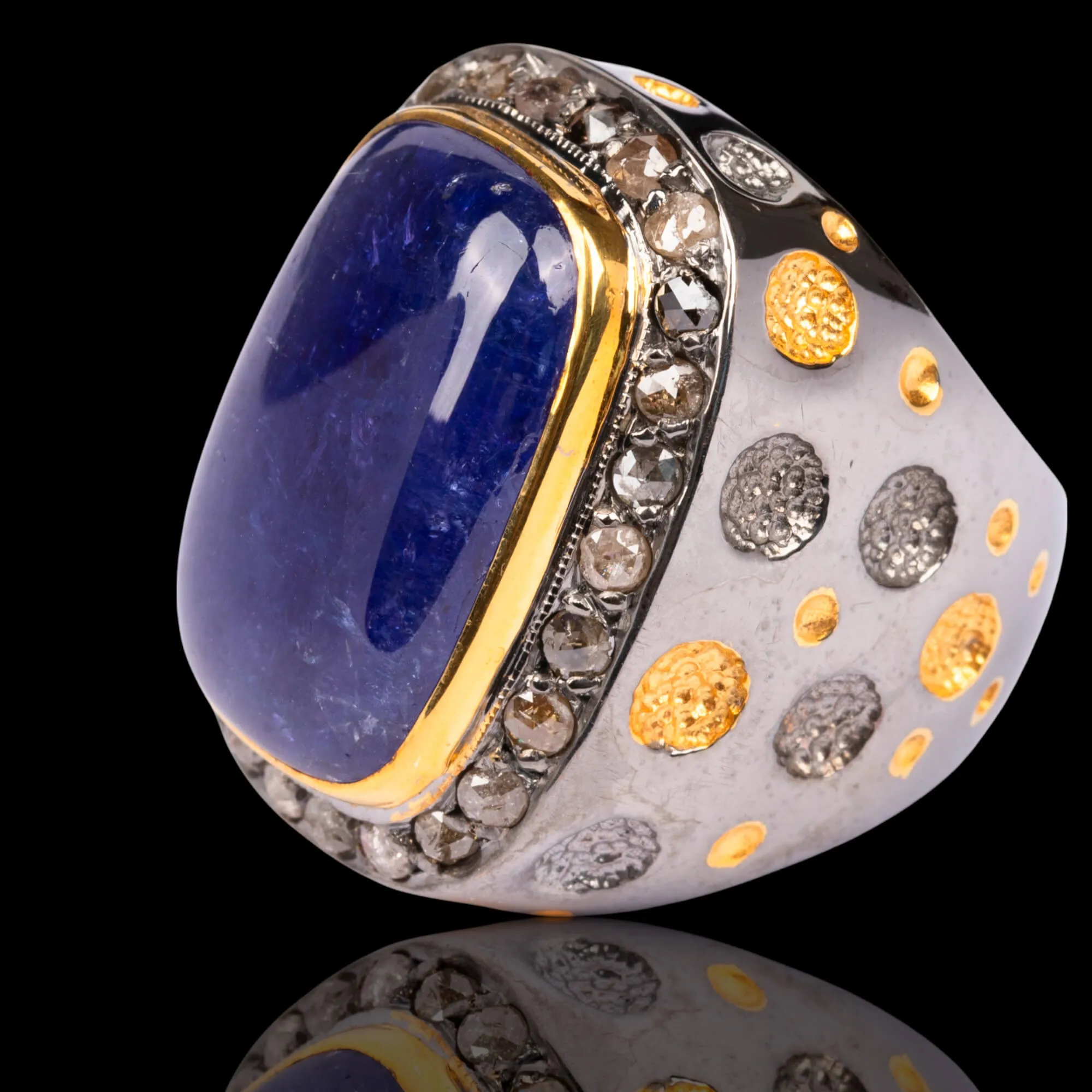 Anello con tanzanite cabochon e moissanite.