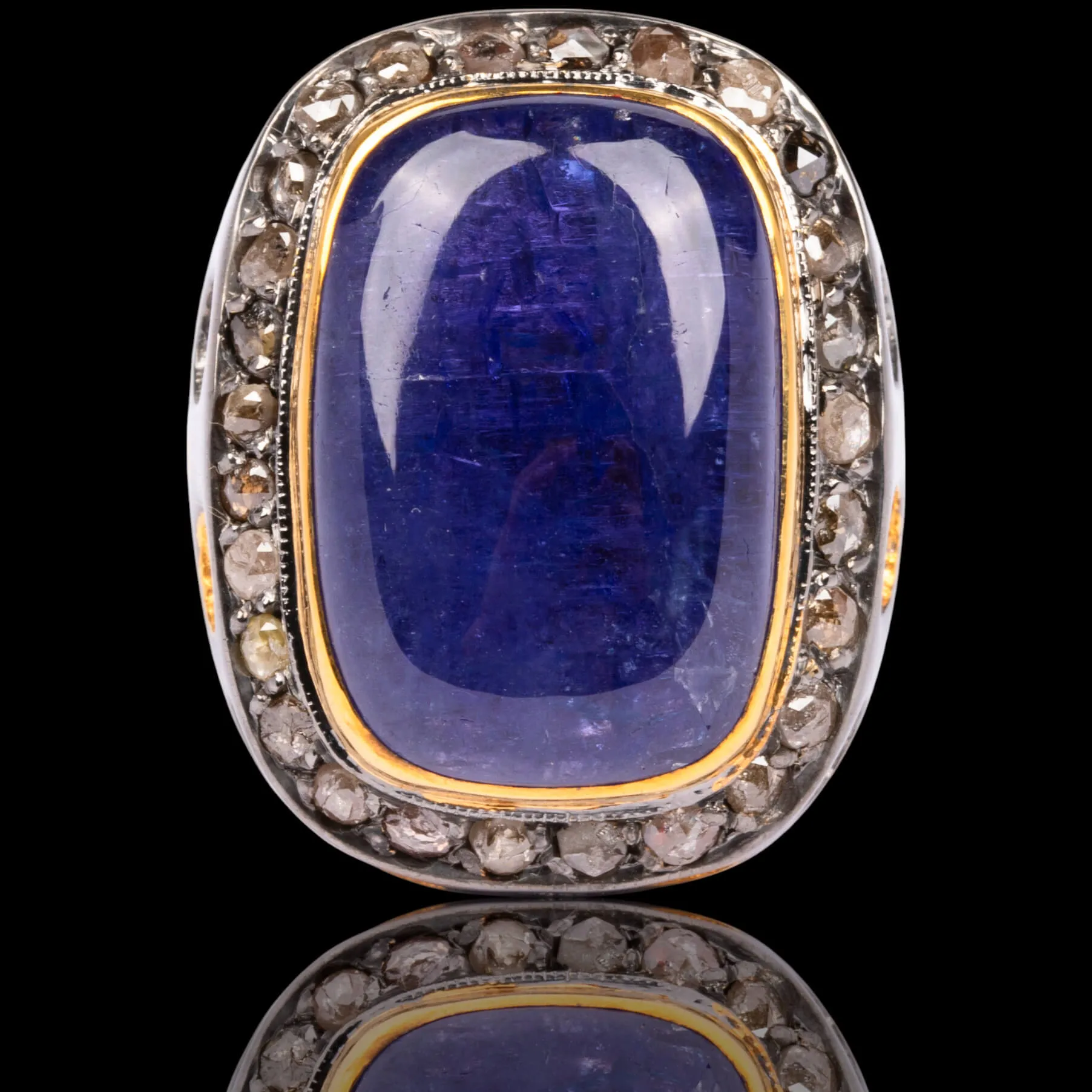 Anello con tanzanite cabochon e moissanite.