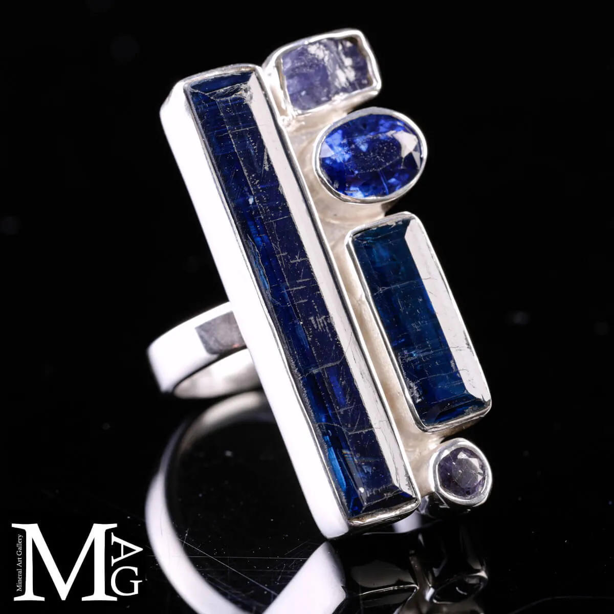 Anello in Argento con Tanzaniti – Design Geometrico.