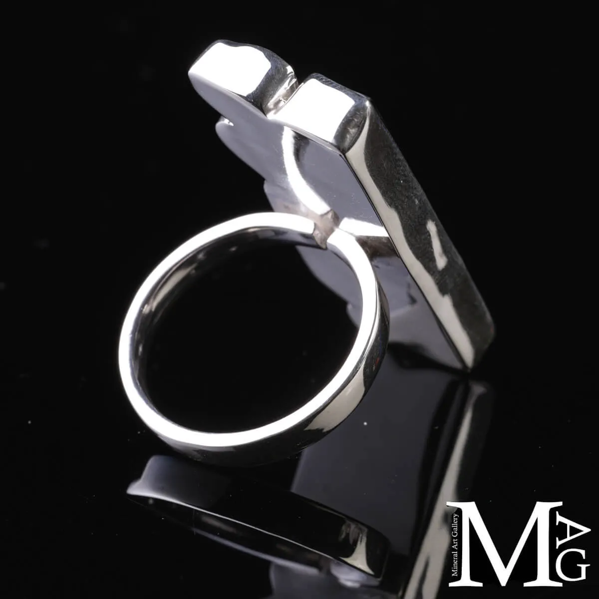 Anello in Argento con Tanzaniti – Design Geometrico.