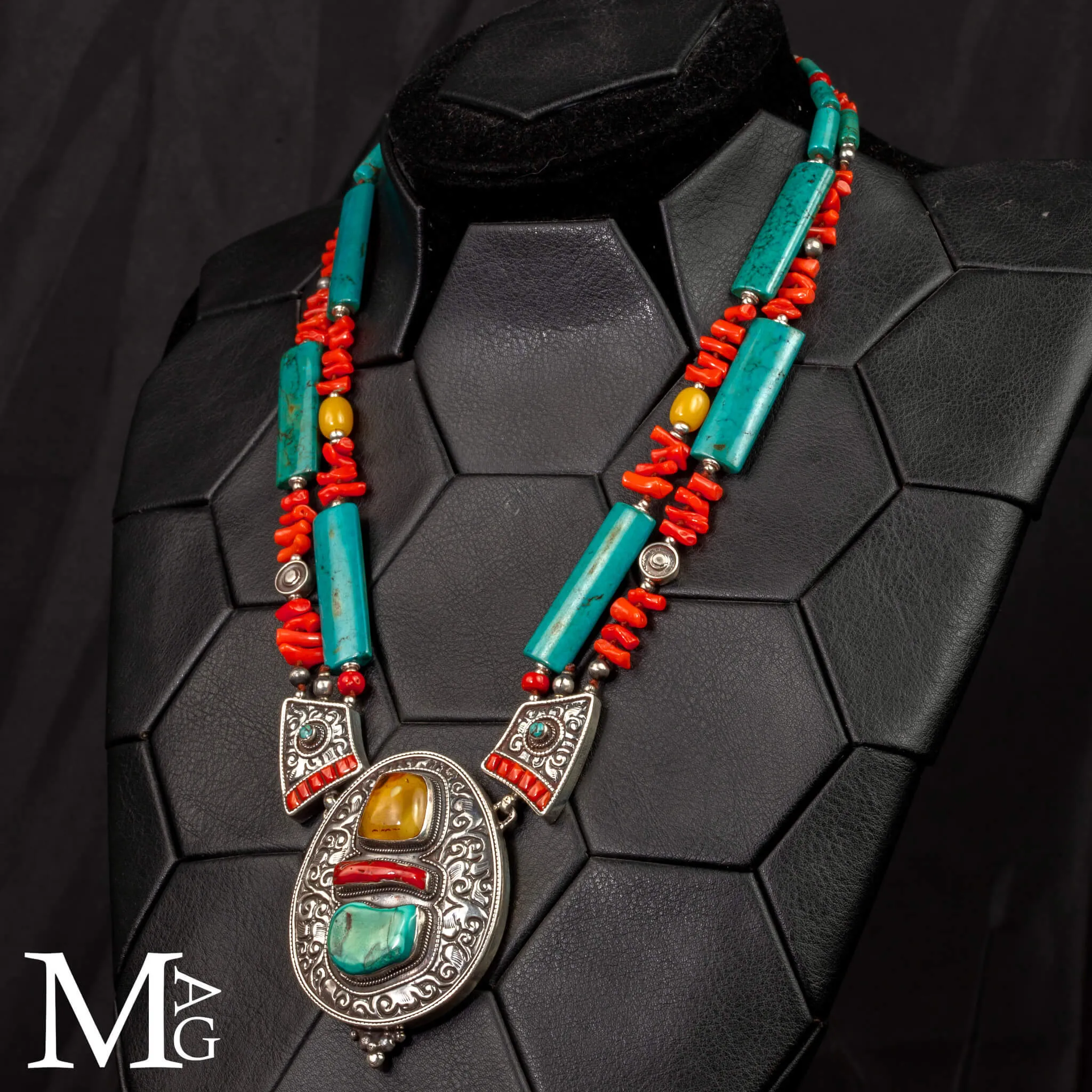 Collana Himalayana Cerimoniale in Argento Cesellato, Ambra, Corallo e Turchese.