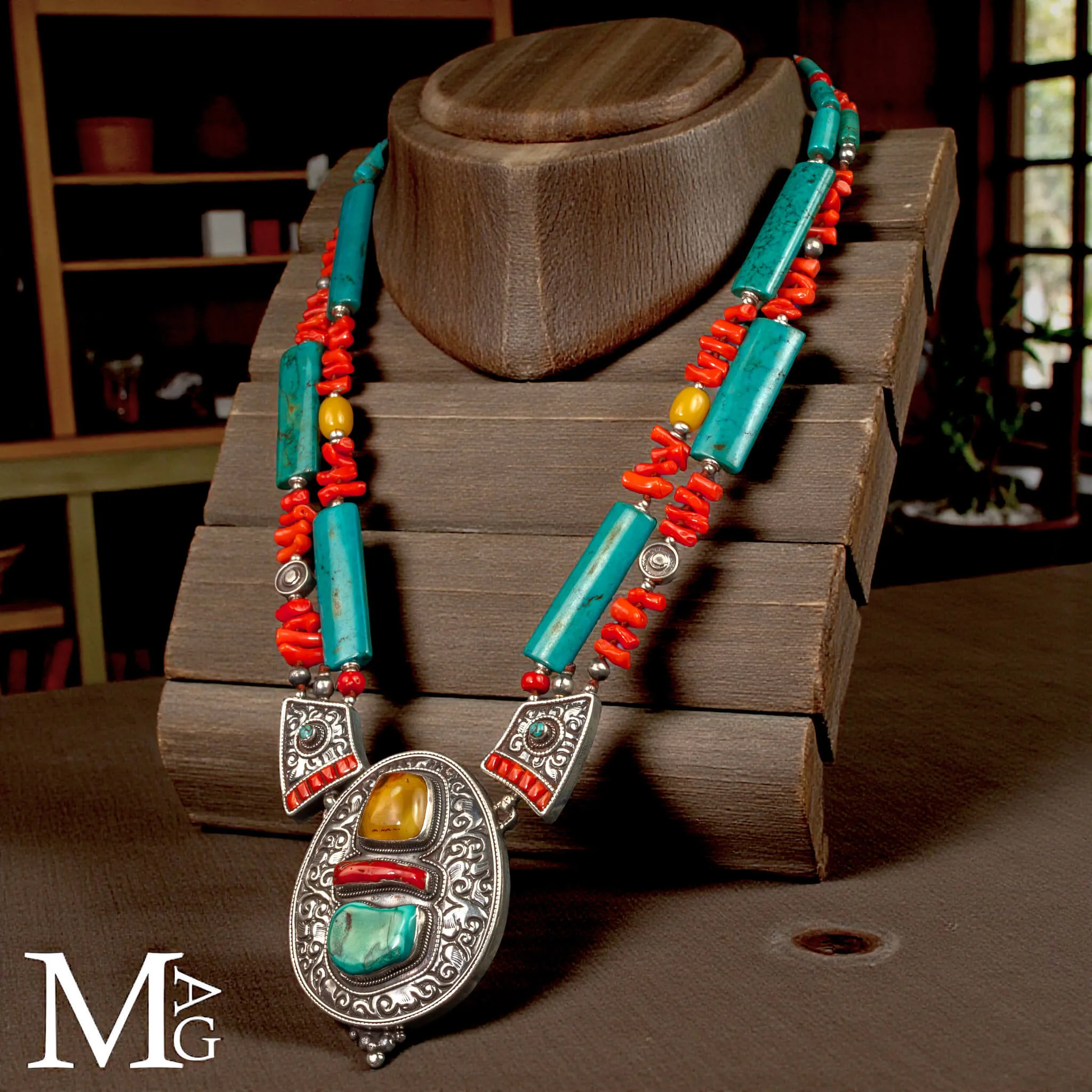 Collana Himalayana Cerimoniale in Argento Cesellato, Ambra, Corallo e Turchese.